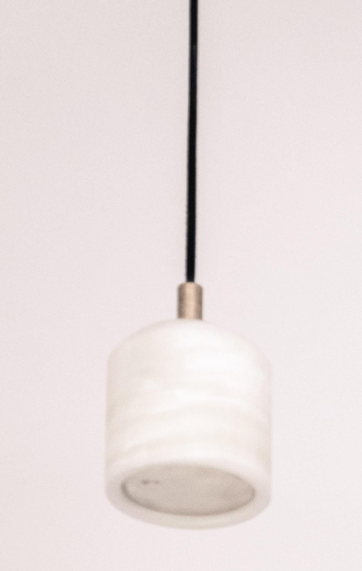 Lámpara colgante Nix de ónice y latón cepillado by Nuumbra Moderno en venta