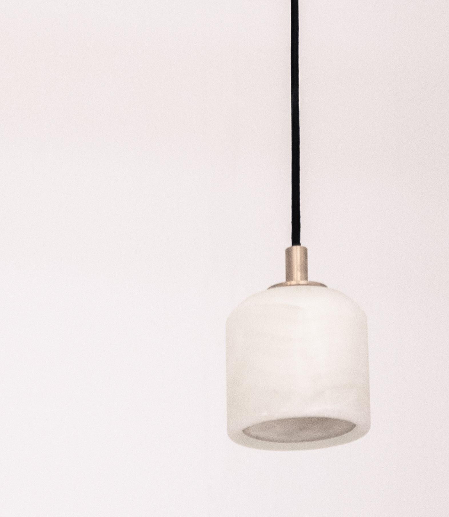 Lámpara colgante Nix de ónice y latón cepillado by Nuumbra Mexicano en venta