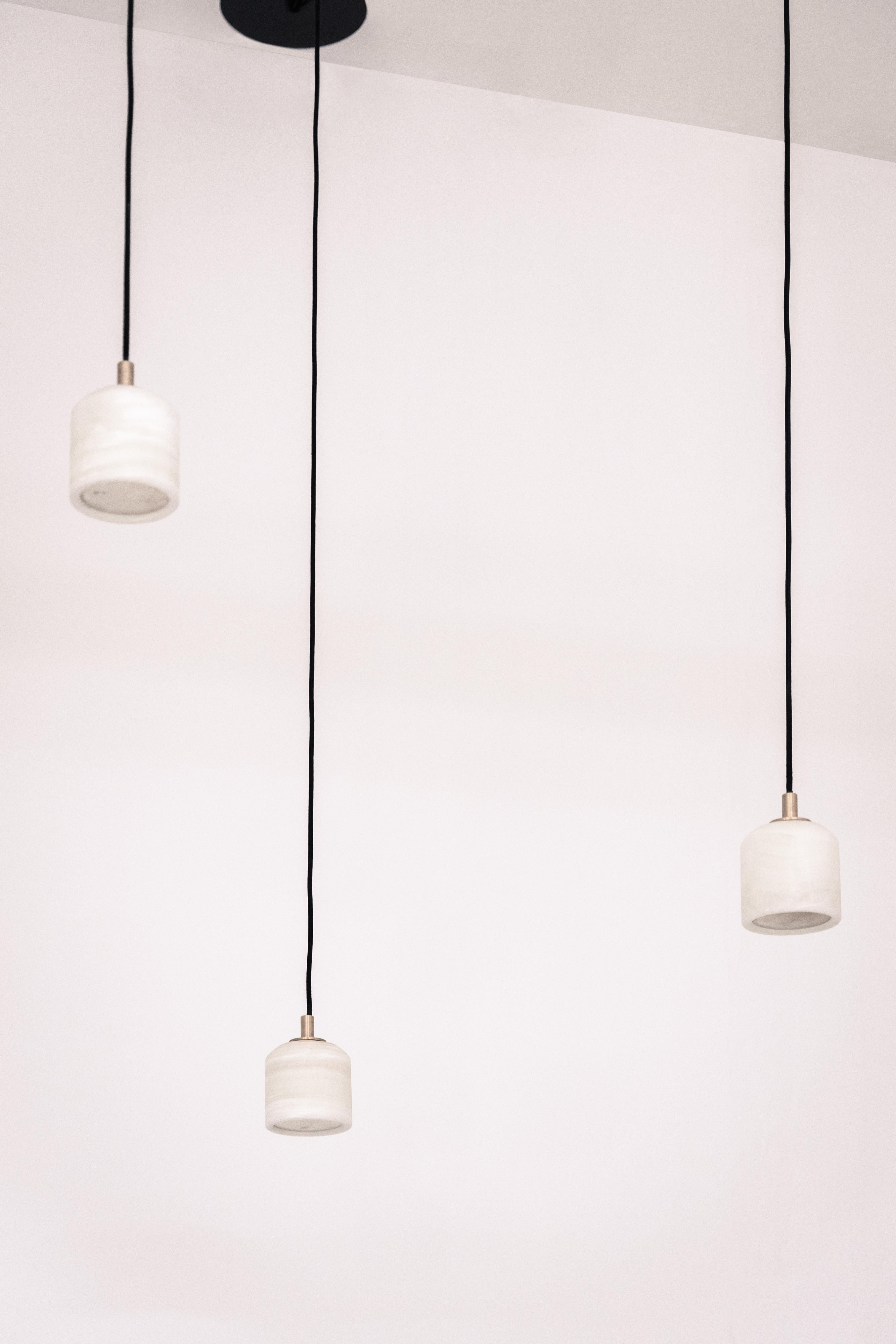 Lámpara colgante Nix de ónice y latón cepillado by Nuumbra Siglo XXI y contemporáneo en venta