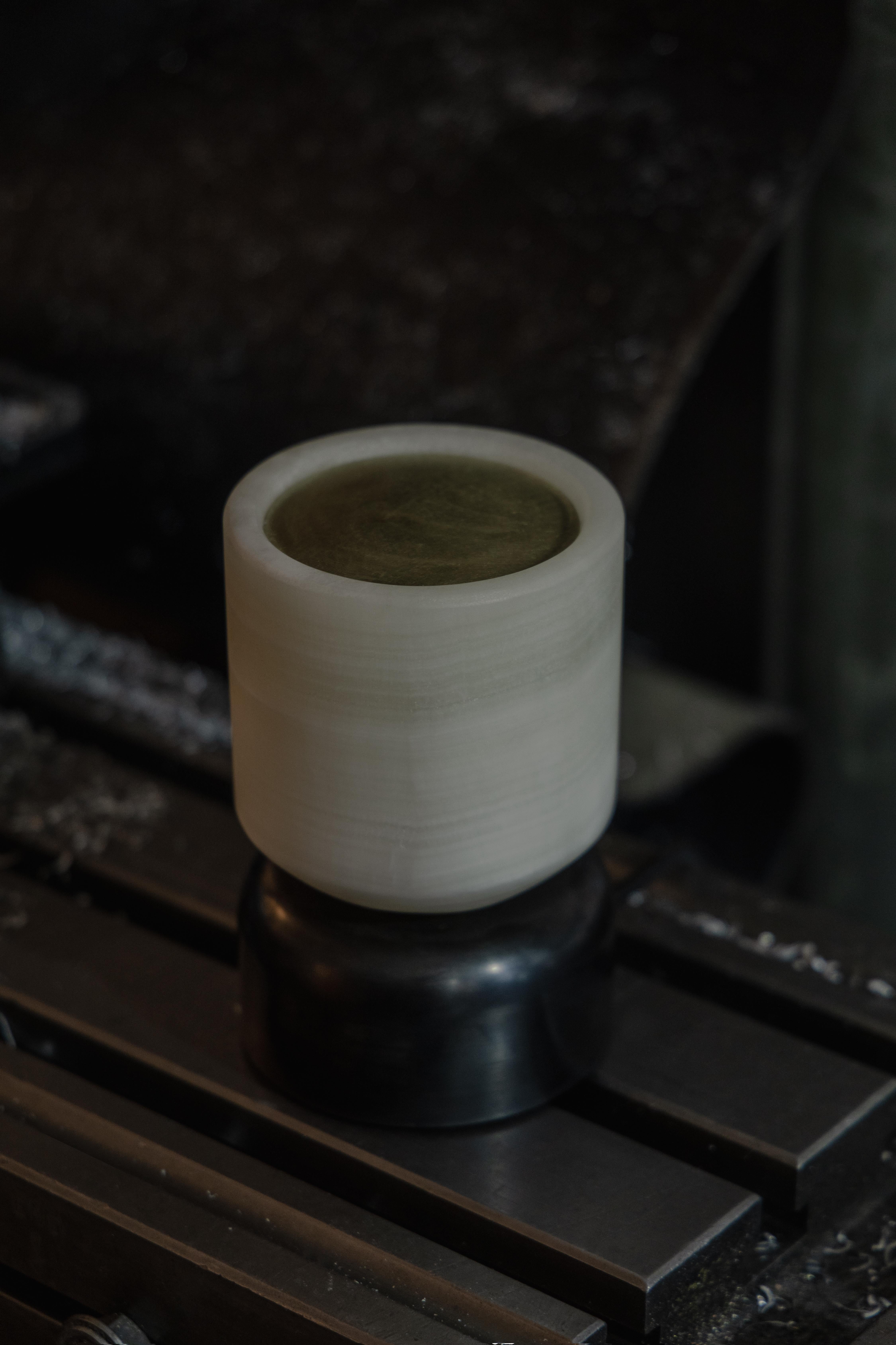 Moderne Lampe de table Nix en onyx et acier noirci par Nuumbra en vente