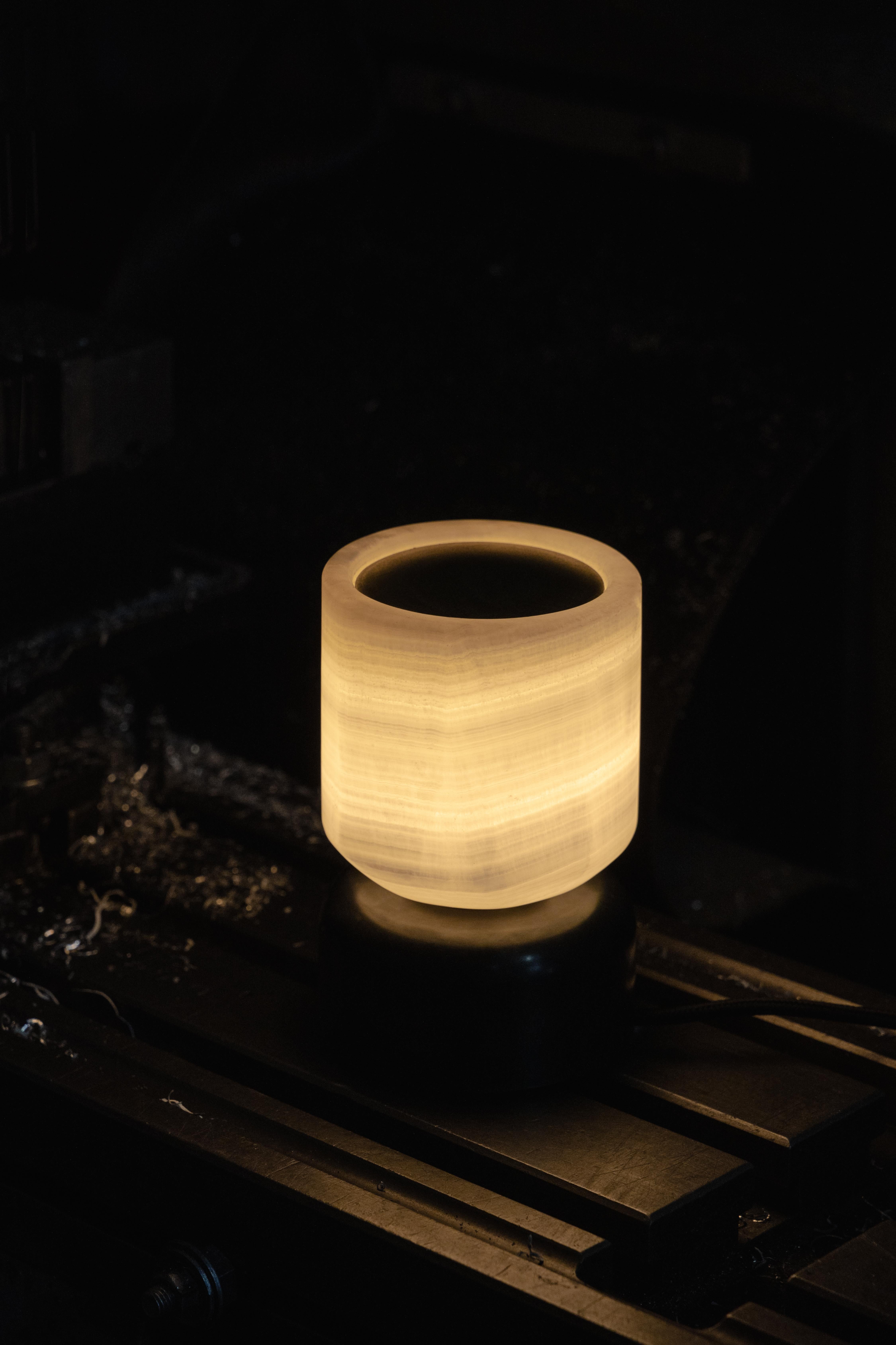 Mexicain Lampe de table Nix en onyx et acier noirci par Nuumbra en vente