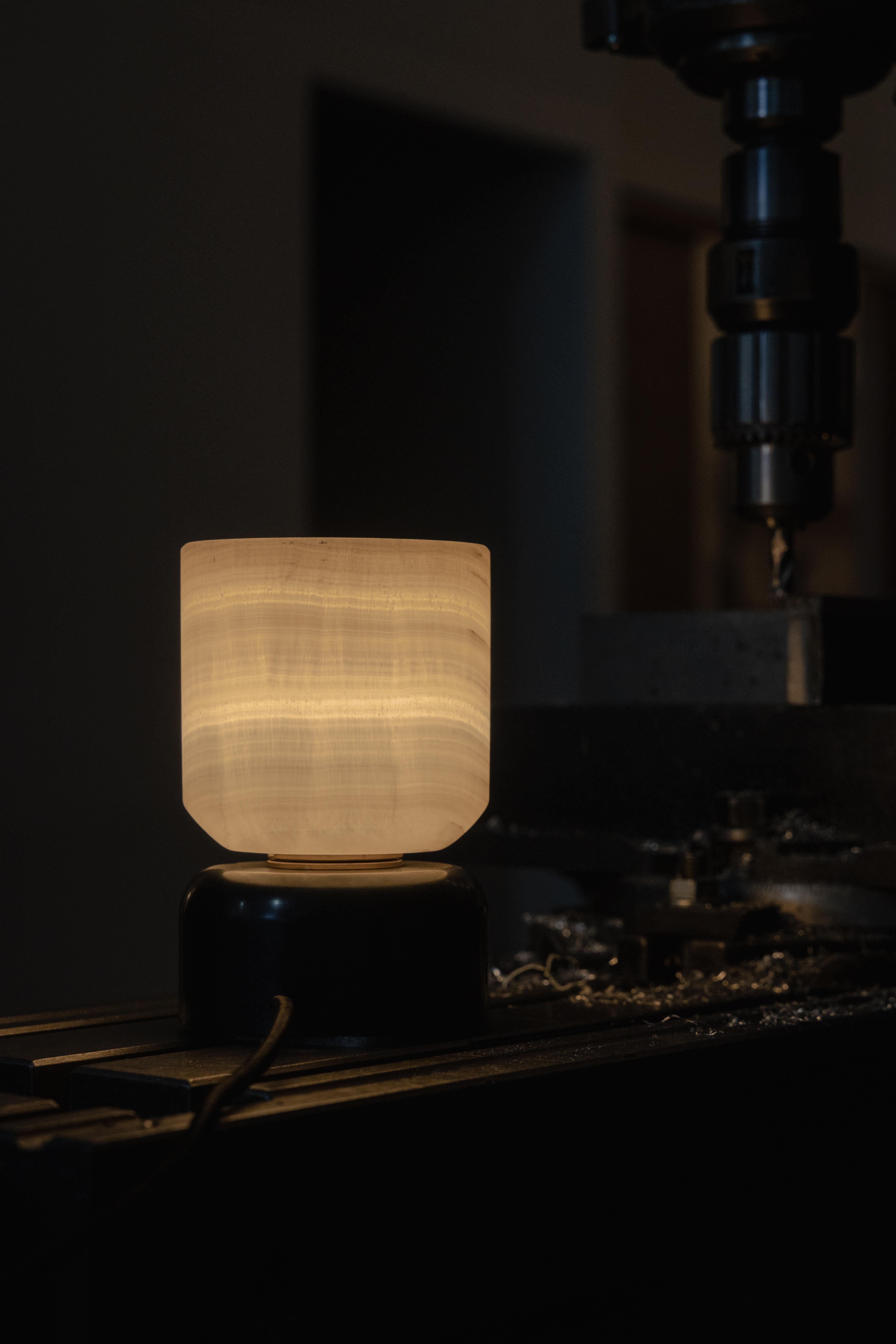 Autre Lampe de table Nix en onyx et acier noirci par Nuumbra en vente