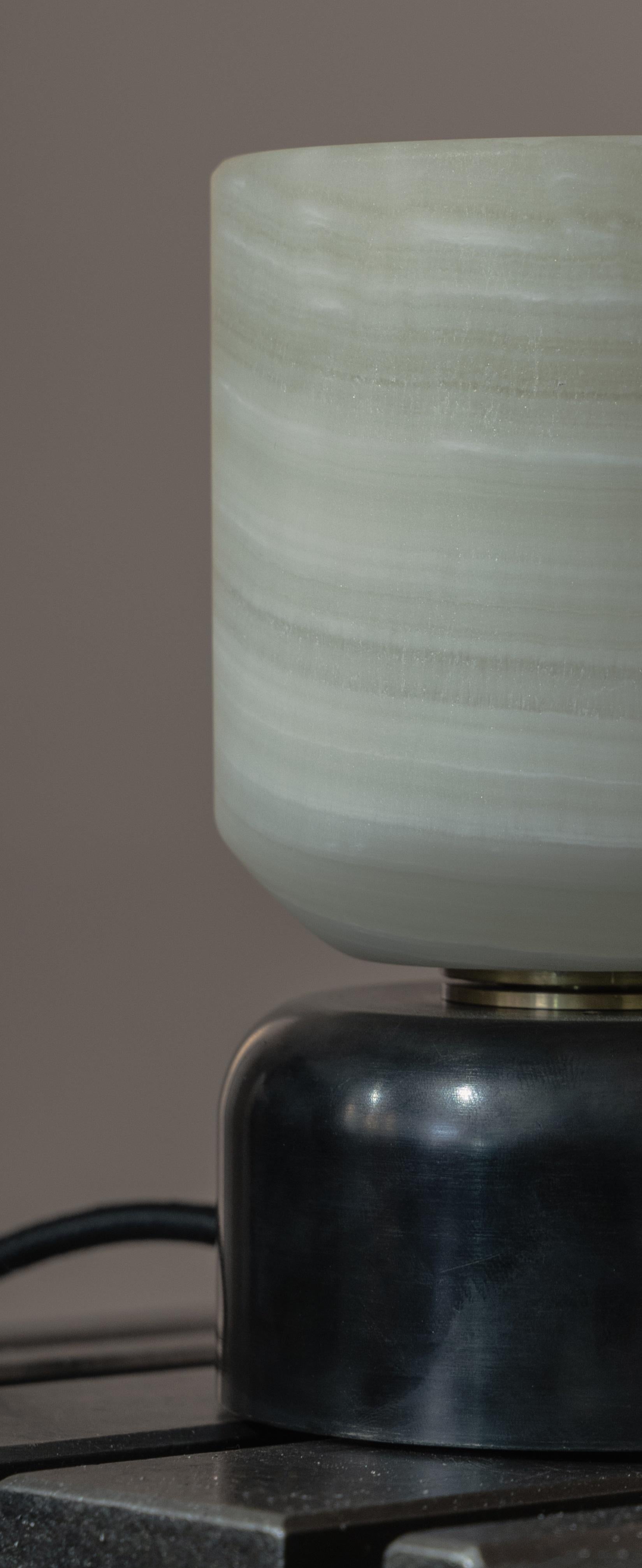 XXIe siècle et contemporain Lampe de table Nix en onyx et acier noirci par Nuumbra en vente