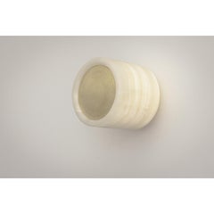 Nix Wandleuchter aus gebürstetem Messing und Onyx von Nuumbra