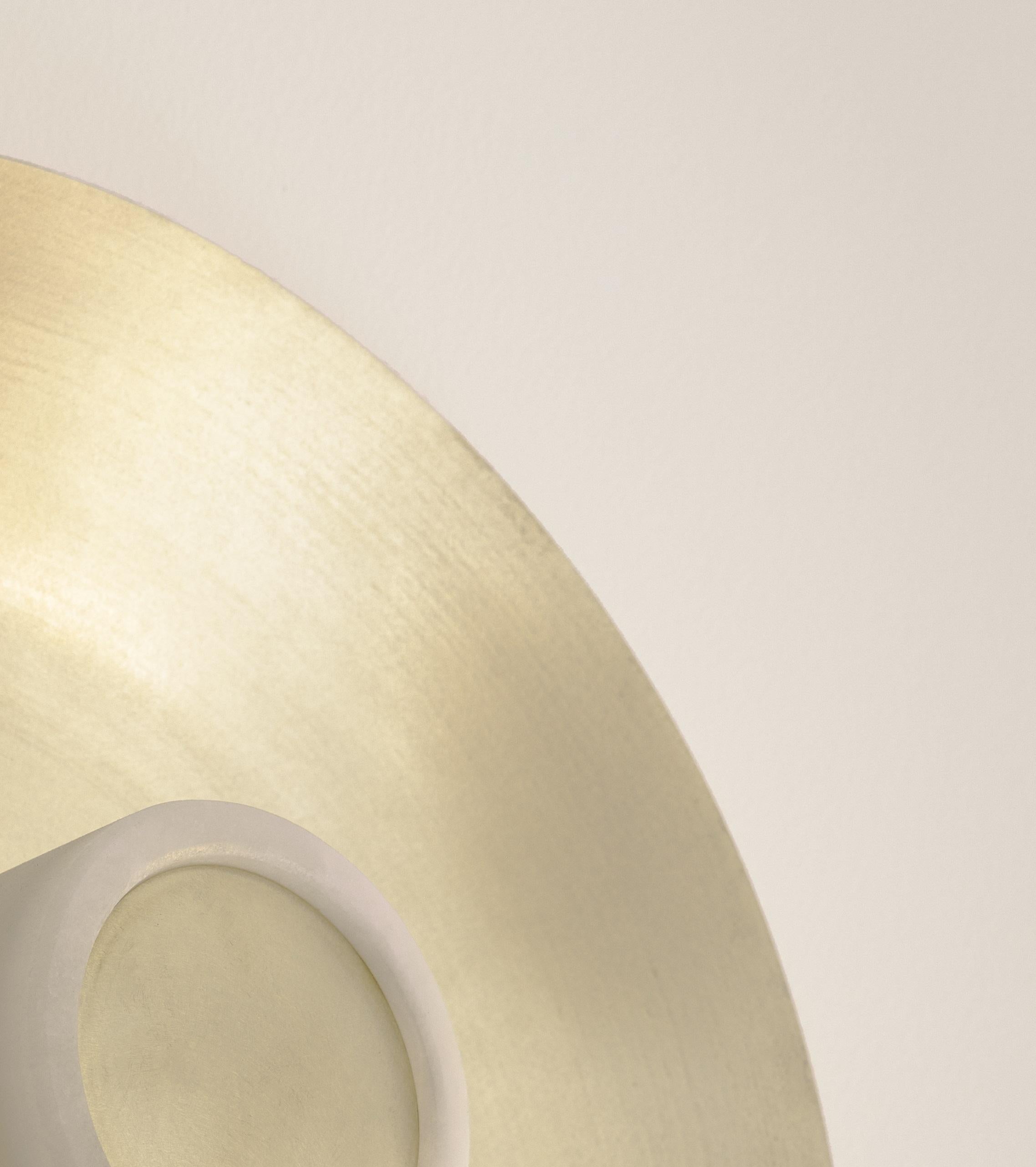 Moderno Nix, applique da parete in onice con piastra in ottone spazzolato di Nuumbra in vendita