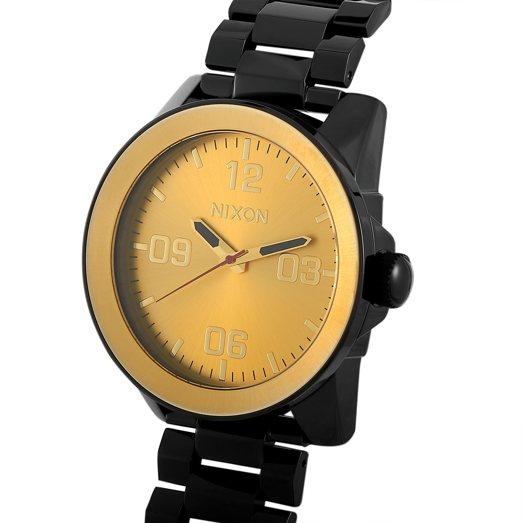 Il s'agit de la montre Nixon Corporal Stainless Steel Black/Gold, numéro de référence A346-010-00.
 
 Elle est animée par un mouvement à quartz Miyota et indique les heures, les minutes et les secondes sur le cadran de couleur or. Le boîtier en