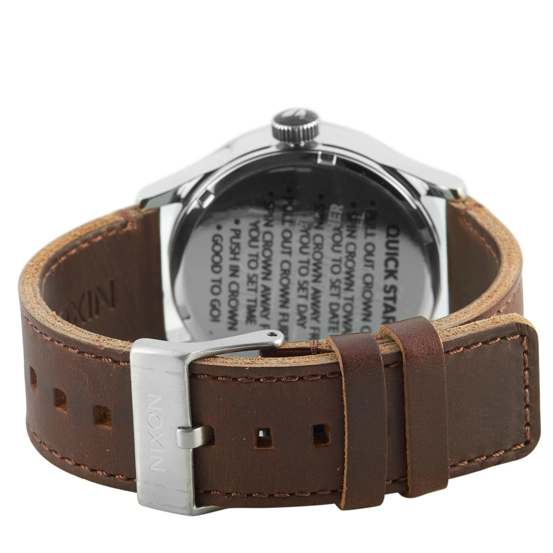 Die Nixon Sentry Leather Blue/Brown Uhr mit der Referenznummer A105-1524-00 verfügt über ein 42 mm großes Edelstahlgehäuse:: das an einem braunen Lederband mit Dornschließe befestigt ist. Das Gehäuse ist bis 100 Meter wasserdicht. Auf dem blauen