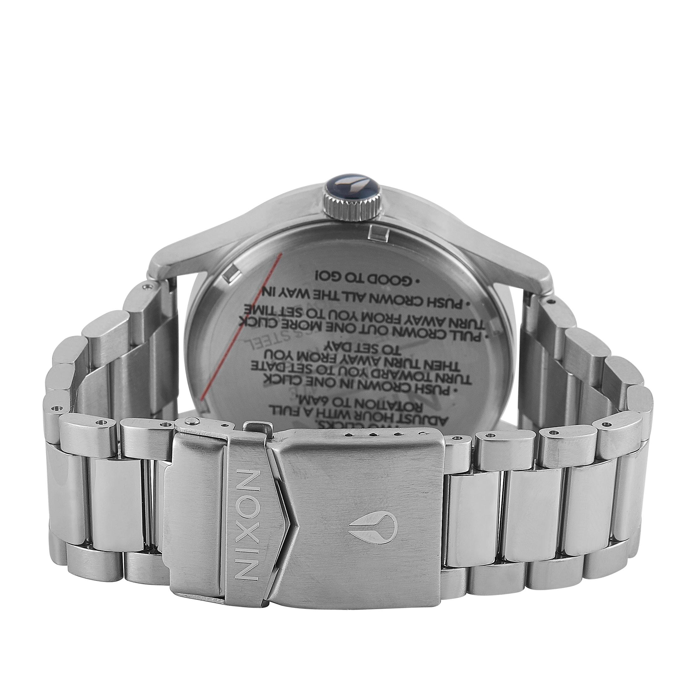 Die Nixon Sentry Stainless Steel Uhr:: Referenznummer A356-1258-00:: kommt mit einem Edelstahlgehäuse:: das 42 mm im Durchmesser misst. Das Gehäuse wird an einem passenden Edelstahlarmband präsentiert. Dieser Zeitmesser ist mit einem