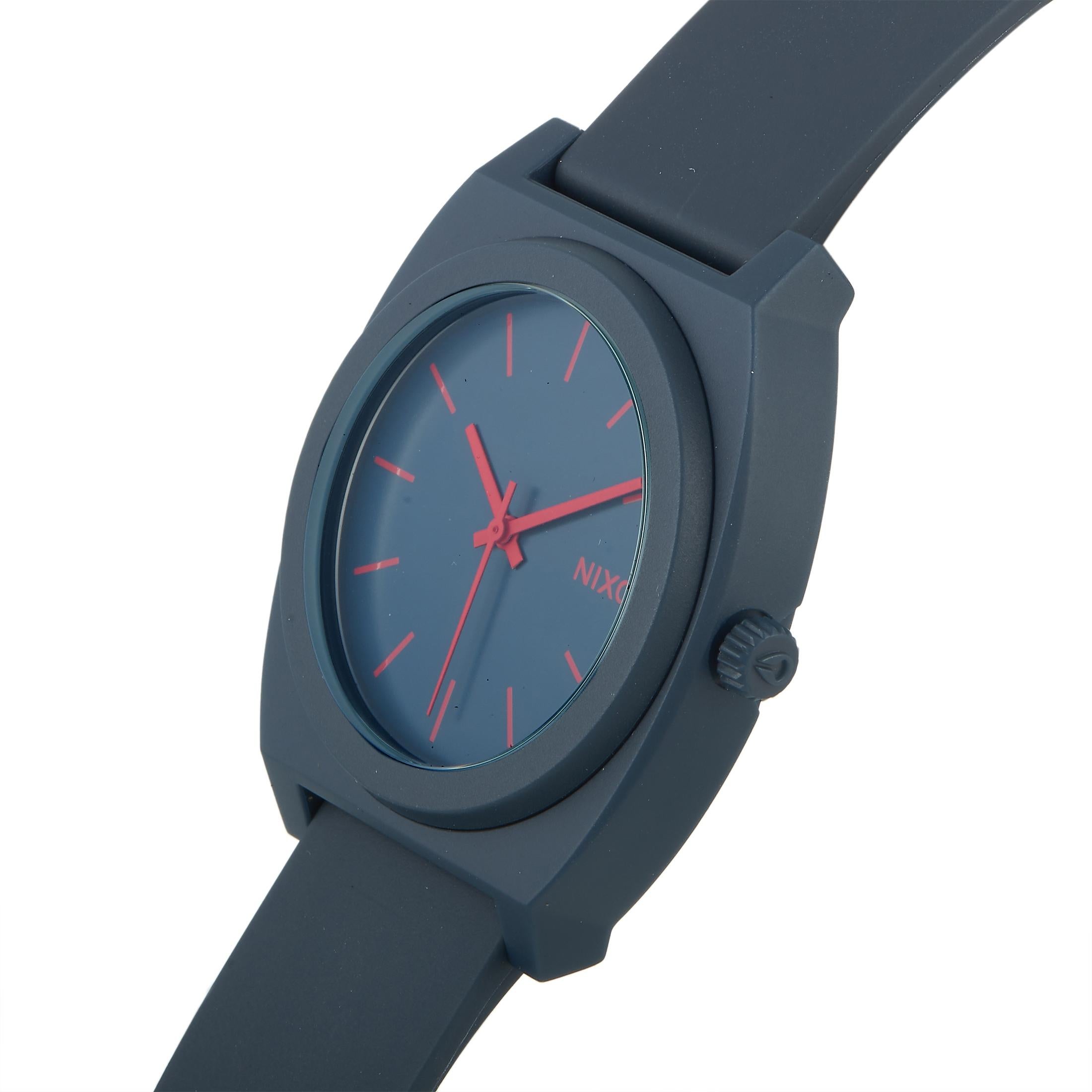 The Nixon Time Teller P Matte Navy watch, reference number A119-692-00, comes with a 40 mm case made of molded polycarbonate. The case is presented on a navy blue molded polyurethane strap fitted with a tang buckle. This timepiece is equipped with a
