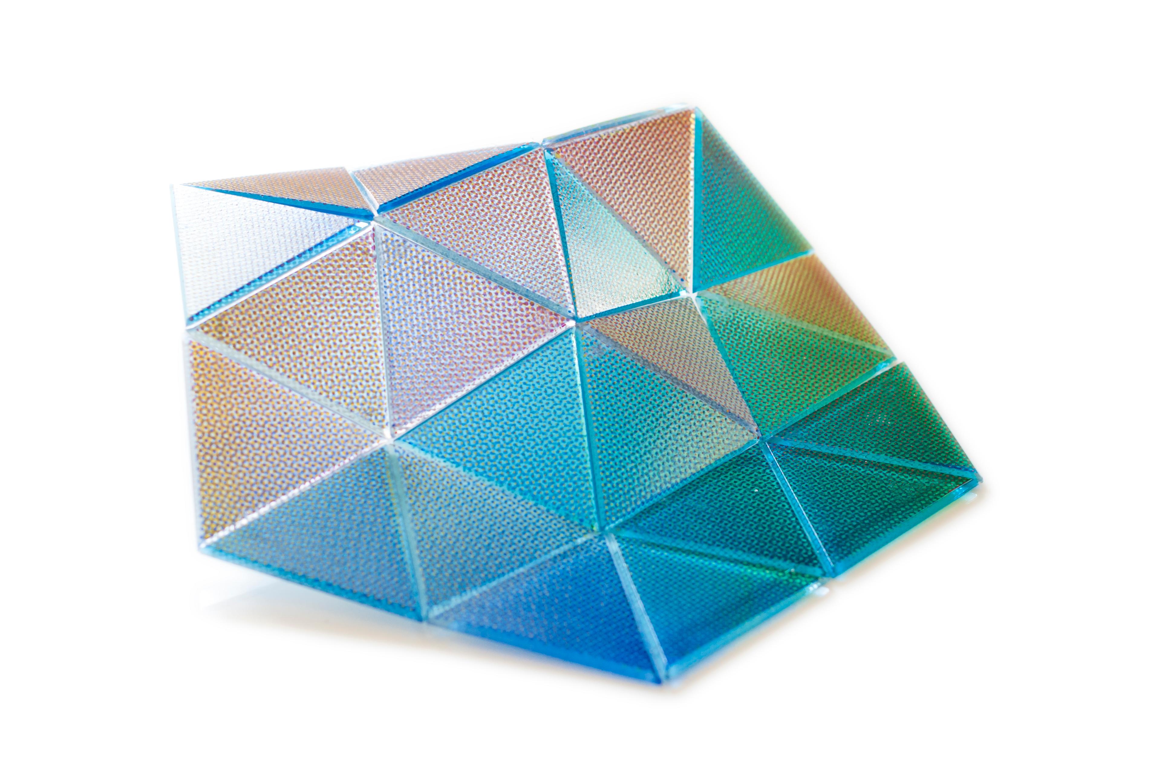 Nizioleti verre de Murano fait à la main par Matteo Silverio, 2019.
Dimensions : 360 x 320 mm / 12 triangles
MATERIAL : Verre de Murano

Tous les objets sont 100% faits à la main et personnalisables (couleurs, motifs, taille).
La composition peut