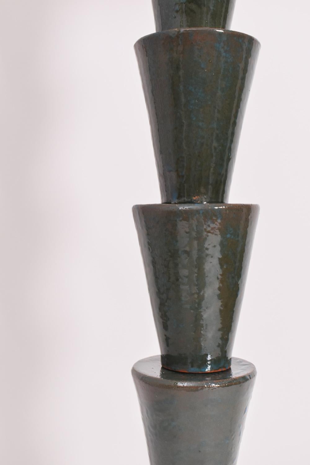 Stehlampe „Nizwa“ aus blauer und grüner Keramik. (Glasiert) im Angebot