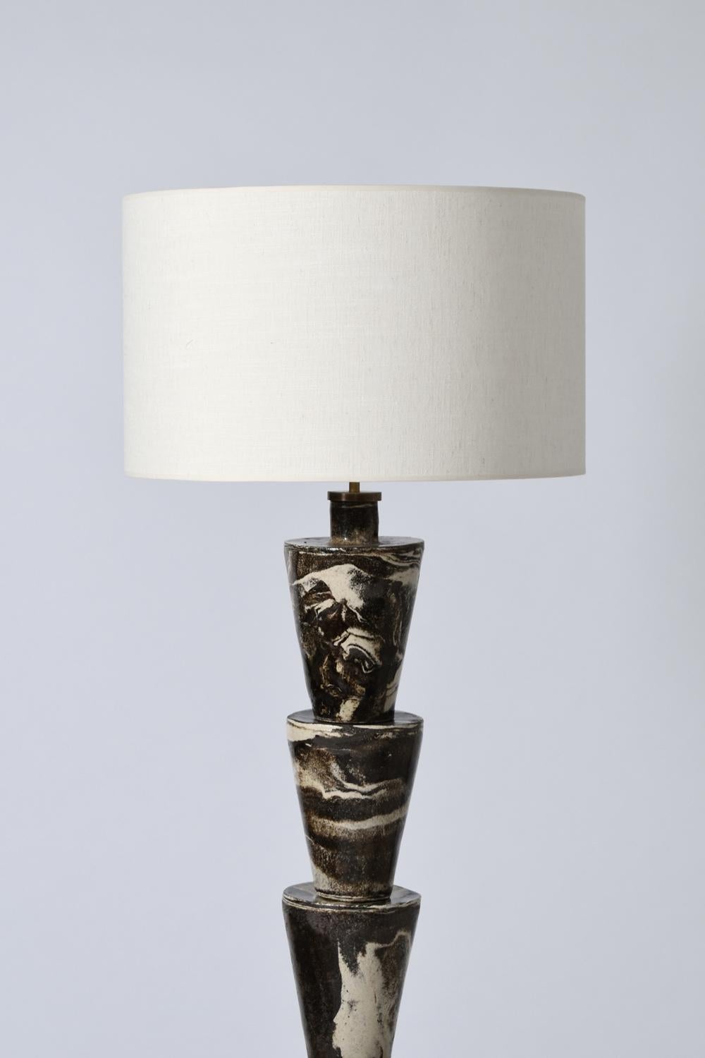 Nizwa mixed clay floor lamp resting on a circular bronze base. Barracuda edition, made in Portugal.
