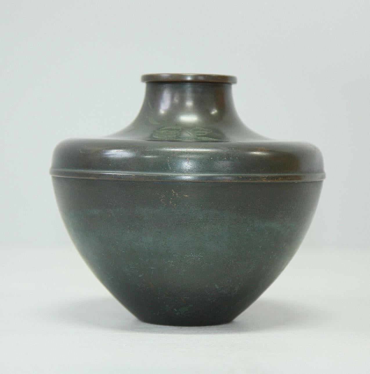 Ce vase en bronze rare et raffiné de la société suédoise Nordiska Juvelaktiebolaget (NJ) présente les lignes épurées et l'élégance discrète caractéristiques du design scandinave du début du XXe siècle. Fabriqué en bronze patiné riche et foncé, le
