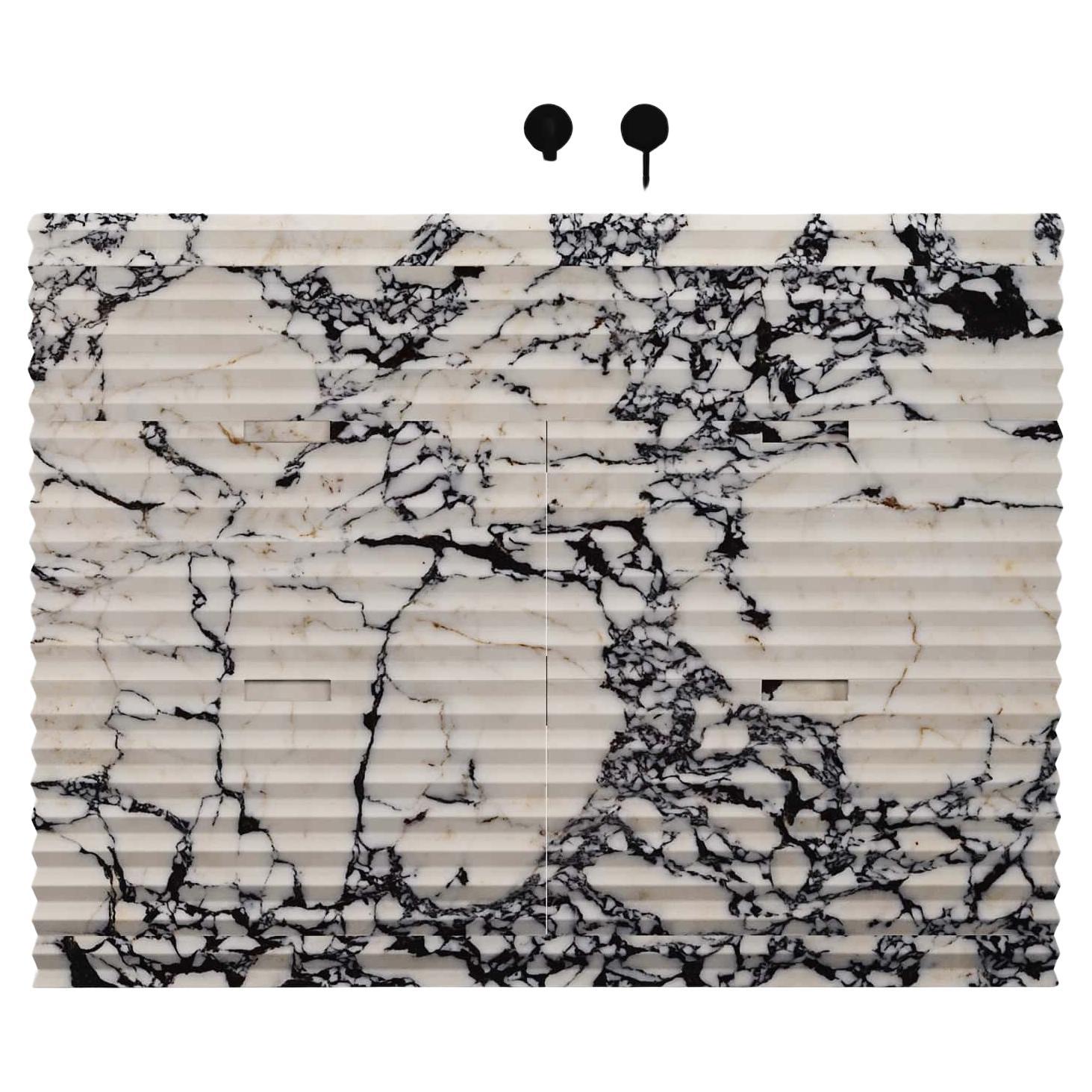 Améliorez votre salle de bain avec notre luxueux meuble-lavabo en marbre Njord, dont la texture joliment nervurée ajoute de la profondeur et du caractère à l'esthétique de votre salle de bain. L'extérieur est entièrement fabriqué en marbre de