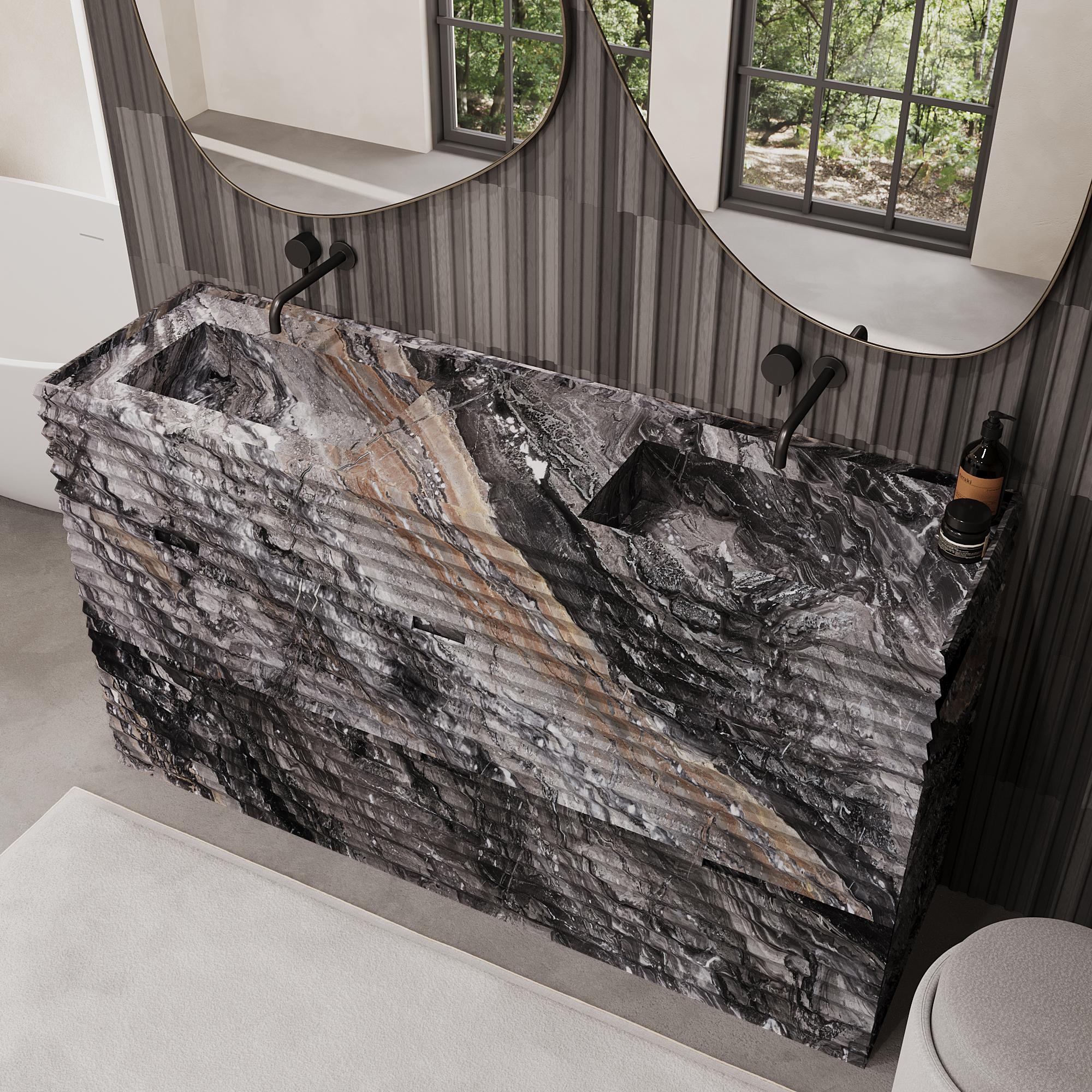 Verschönern Sie Ihr Badezimmer mit unserem luxuriösen Njord Marmorwaschtisch mit zwei Becken, der mit seiner schön gerippten Struktur Ihrem Badezimmer Tiefe und Charakter verleiht. Das Äußere ist komplett aus hochwertigem Marmor gefertigt, während