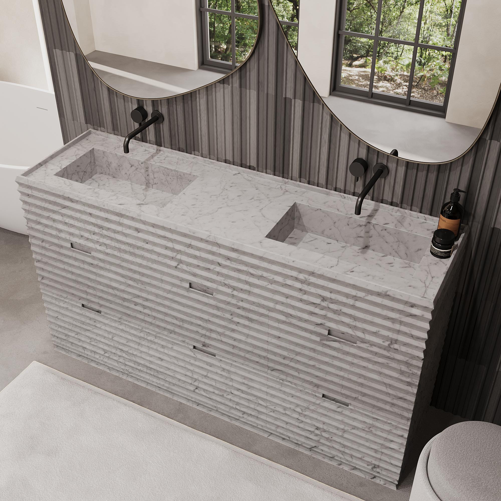 Realza tu cuarto de baño con nuestro lujoso lavabo doble de mármol Njord, con una hermosa textura estriada que añade profundidad y carácter a la estética de tu cuarto de baño. El exterior está fabricado íntegramente en mármol de primera calidad, y