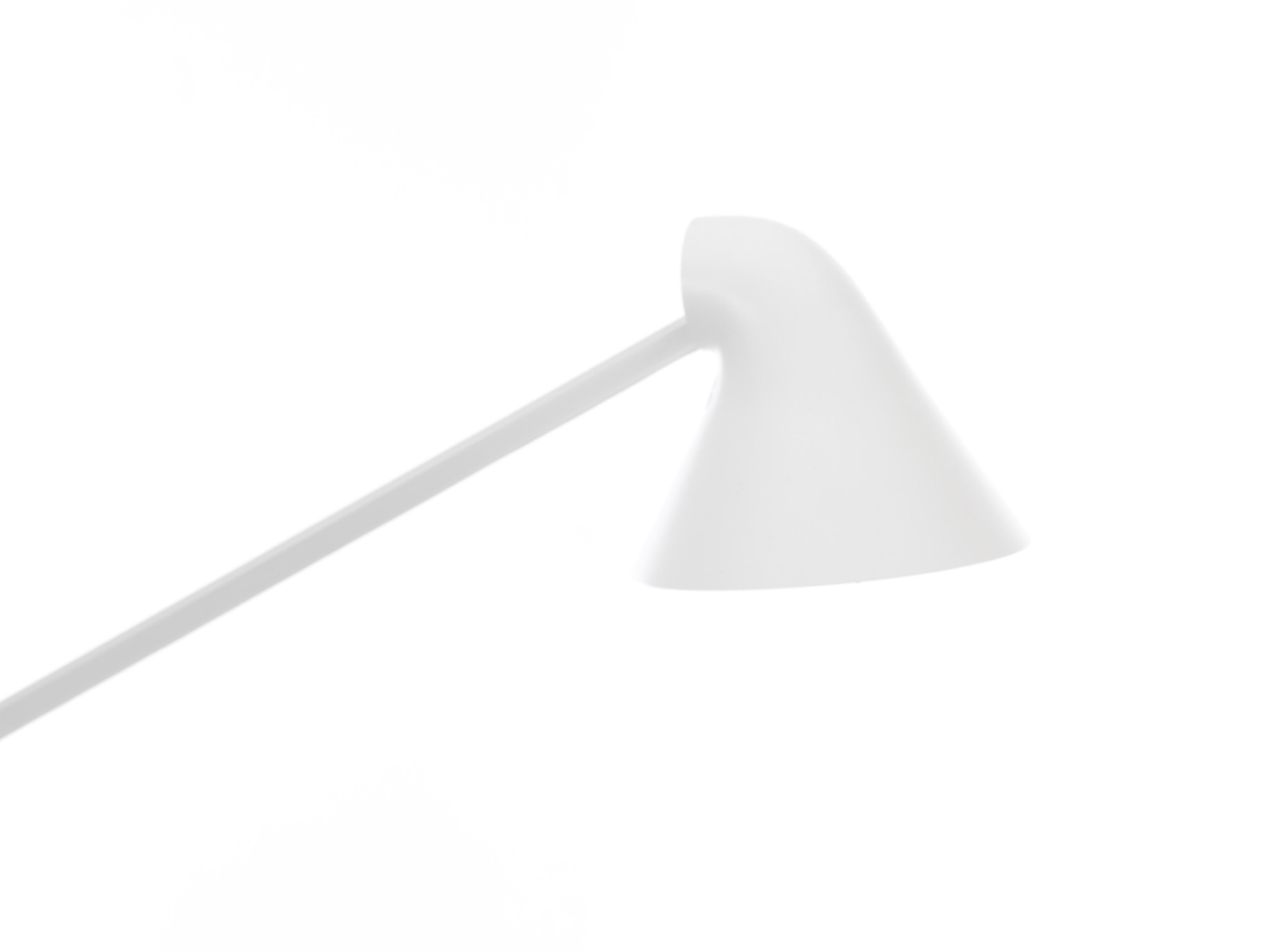 Die Leuchte wurde vom japanischen Designstudio Nendo und dem Designer Oki Sato entworfen. NJP Table ist eine Neuinterpretation der klassischen Architektenleuchte. Ihre schlichte und ehrliche Erscheinung entblößt die funktionalen Komponenten der