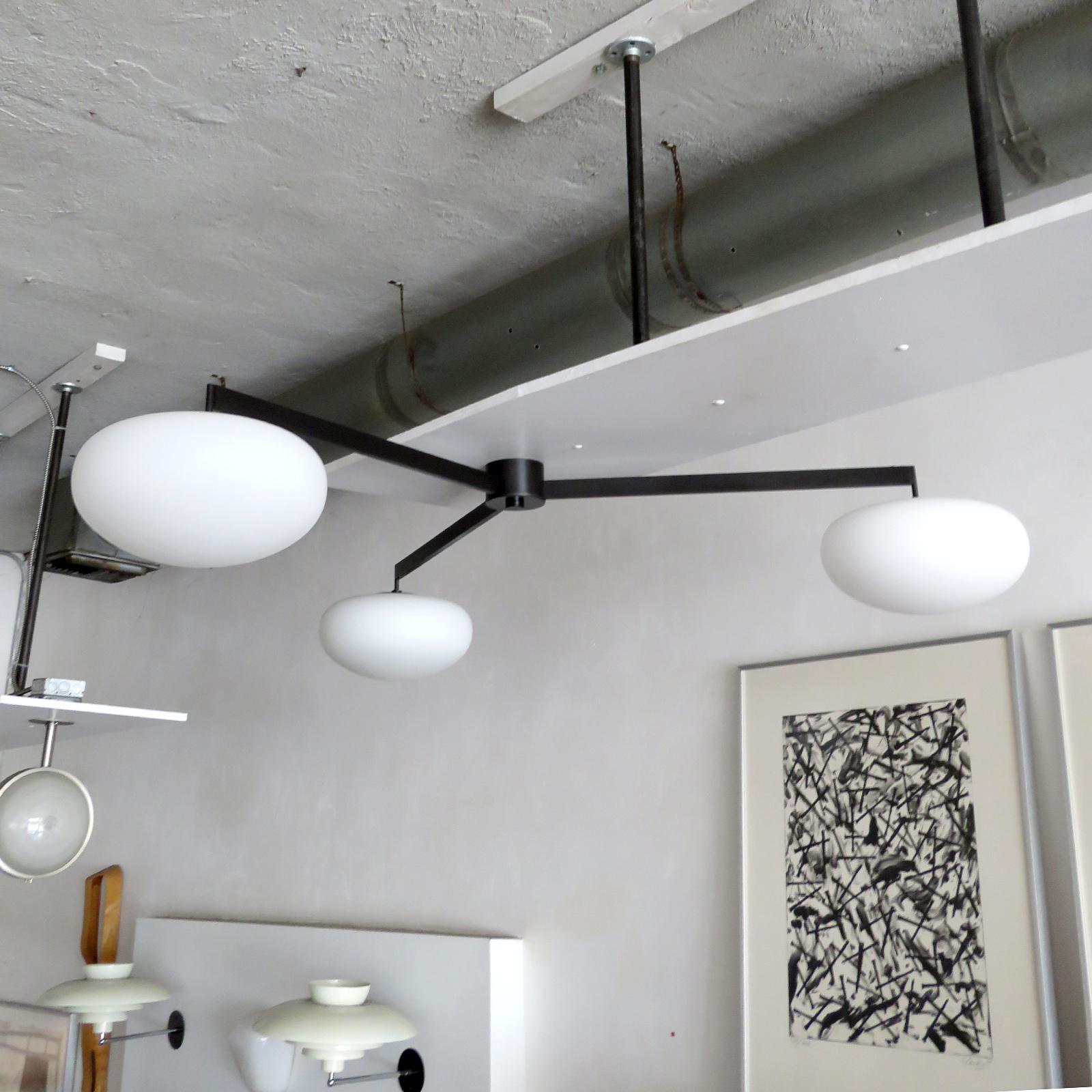 Atemberaubende großformatige dreiarmige flush mount Leuchte von Gallery L7, handgefertigt und fertig in Los Angeles aus amerikanischem Messing mit ölgeriebenem Bronze-Finish und drei matten Opalglaskugeln, Maße 12 x 60 Zoll (H x T), drei