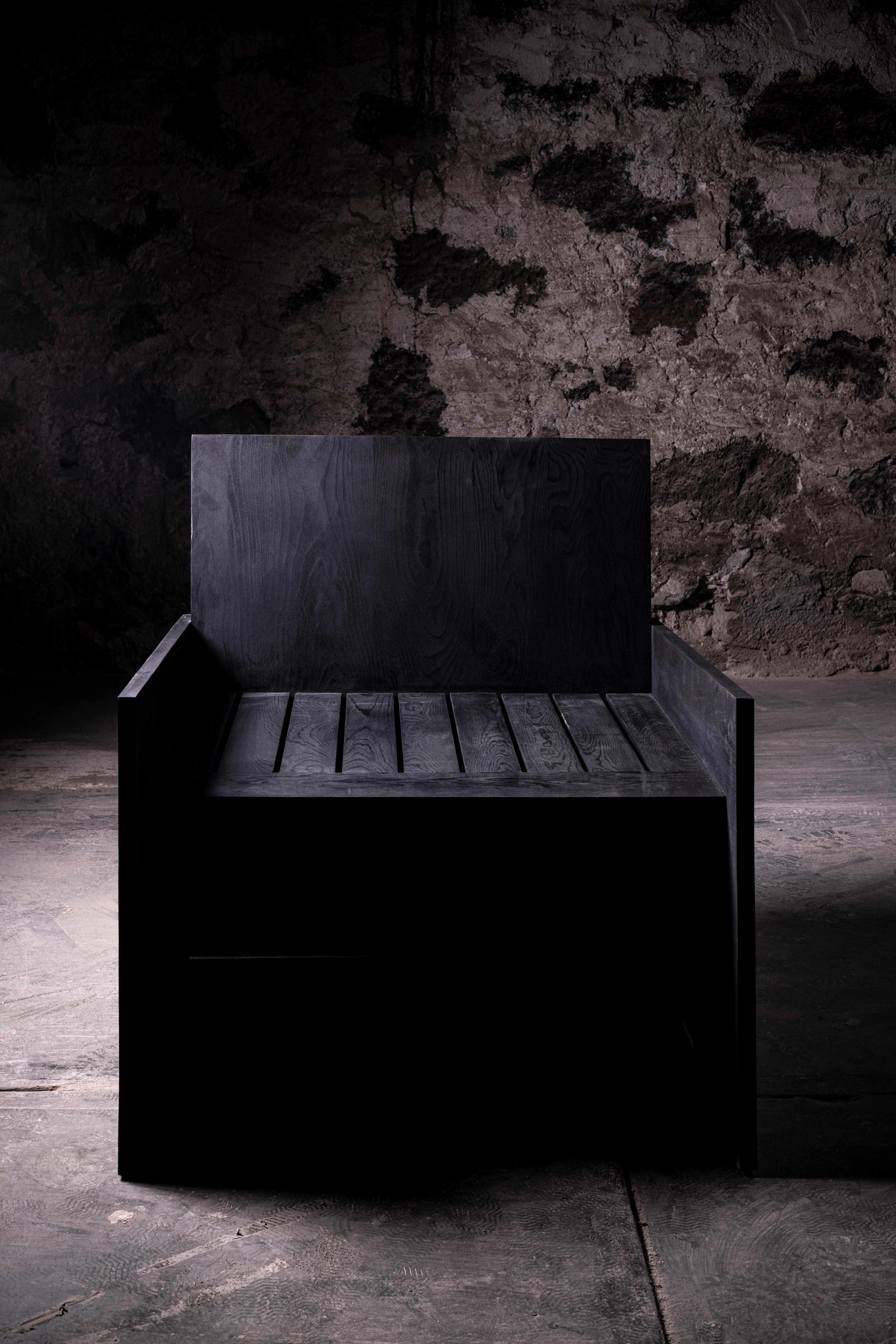 Chaise longue NM en pin noir massif par No Age Studio
Dimensions : D 63,5 x L 63,5 x H 71,1 cm. 
MATERIAL : Pin.

Un repose-pieds en pin assorti est disponible sur demande.  Les prix peuvent varier. Veuillez nous contacter.

No AGE Studio - Meubles