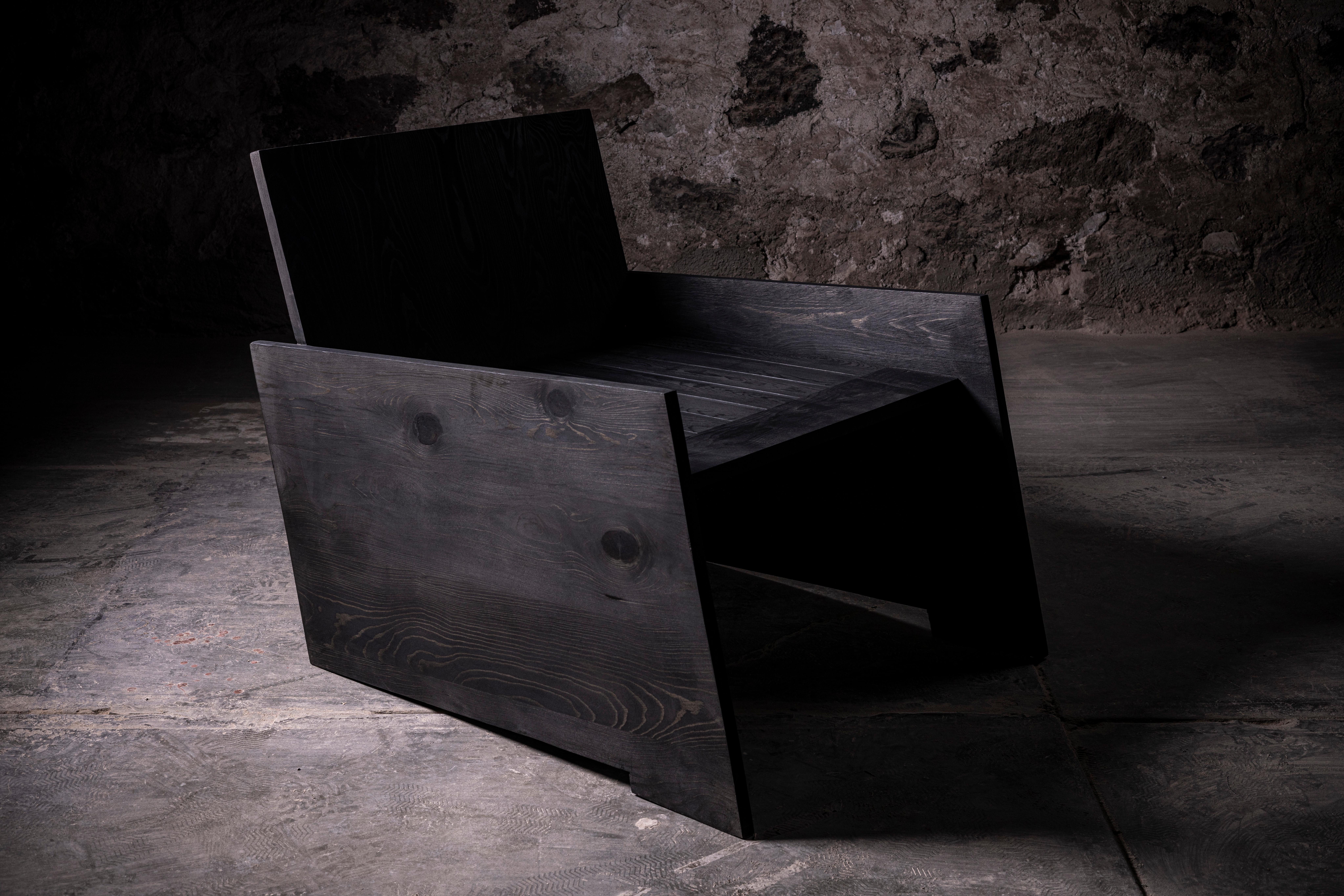 Pin Chaise longue NM en pin noir massif par No Age Studio en vente