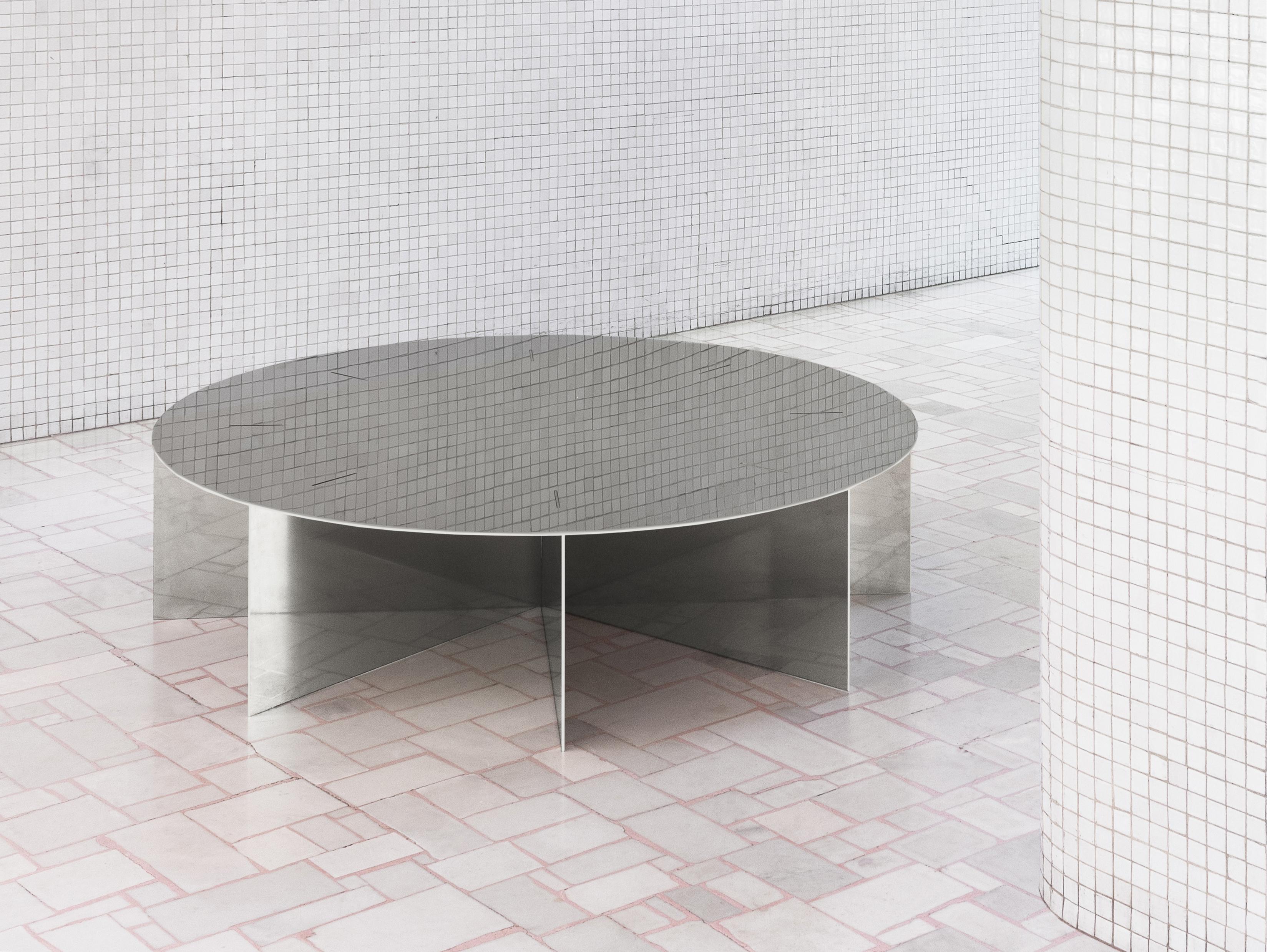 NM02 coffee table is made entirely of high polidshed stainless steel. The object is structured with 3mm thick steel blades interlocked together.
The idea of working with only one material, and therefore only one supplier, is dictated by the desire