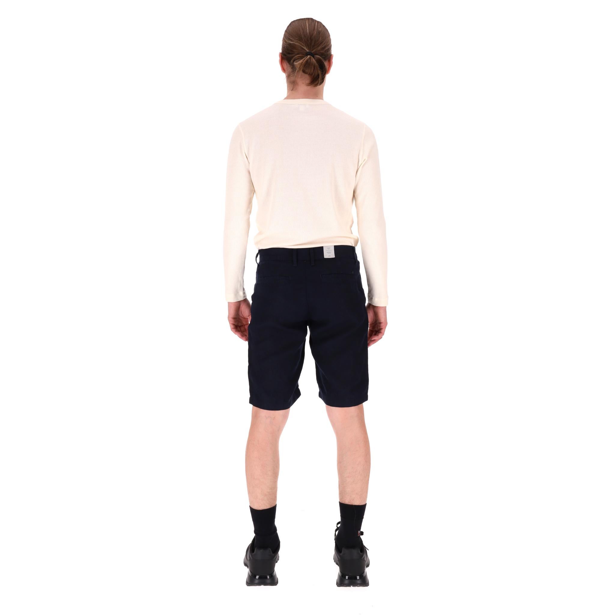 A estrenar - NN07 Pantalones Cortos de Lino Corona.

Clásico pantalón corto azul marino confeccionado totalmente en lino.

Diseñado con un corte recto y cintura media, con bolsillos laterales delanteros y dos bolsillos traseros.

Bragueta con