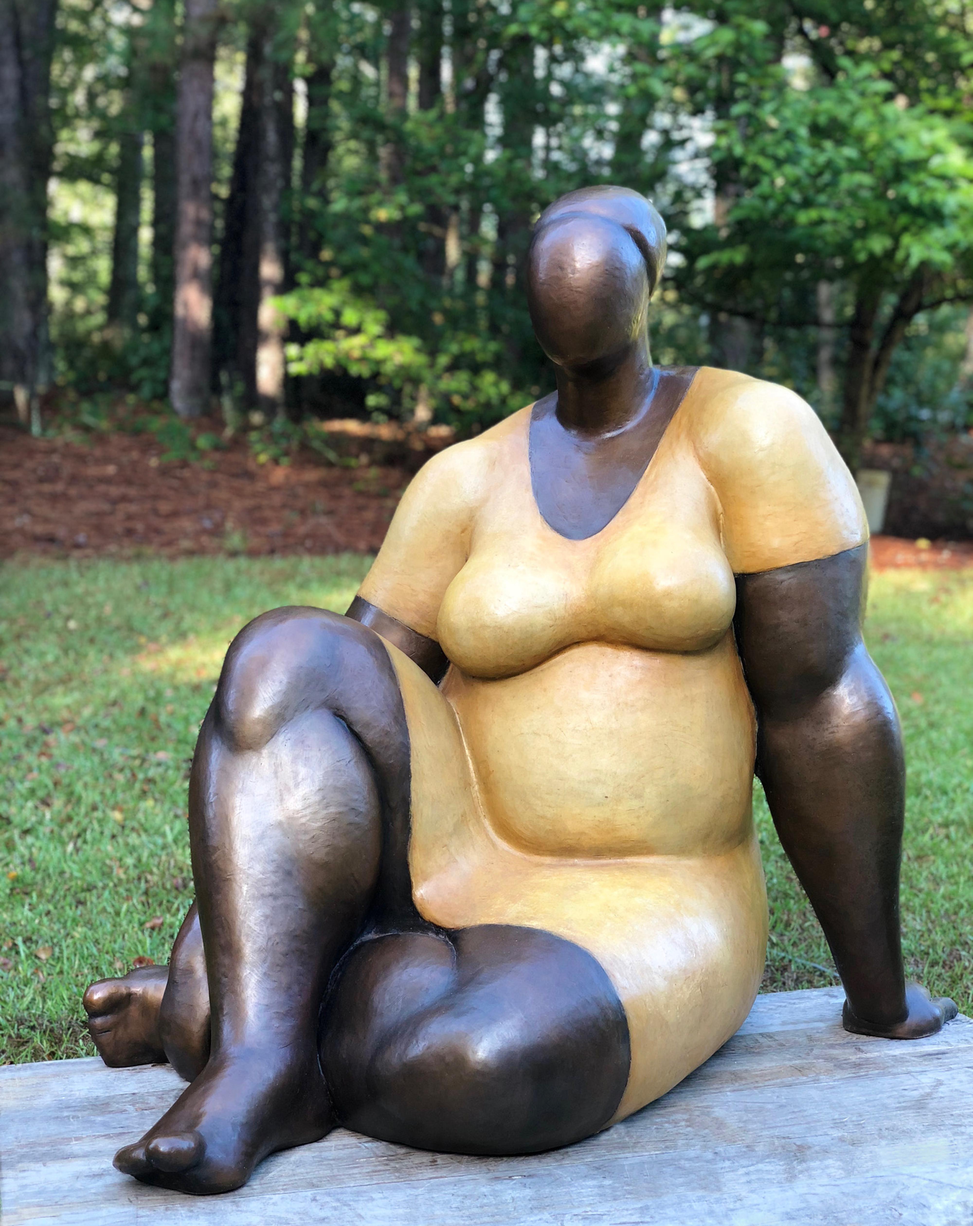 Escultura de bronce fundido "Tamaño de una damisela" con acabado patinado y lacado
