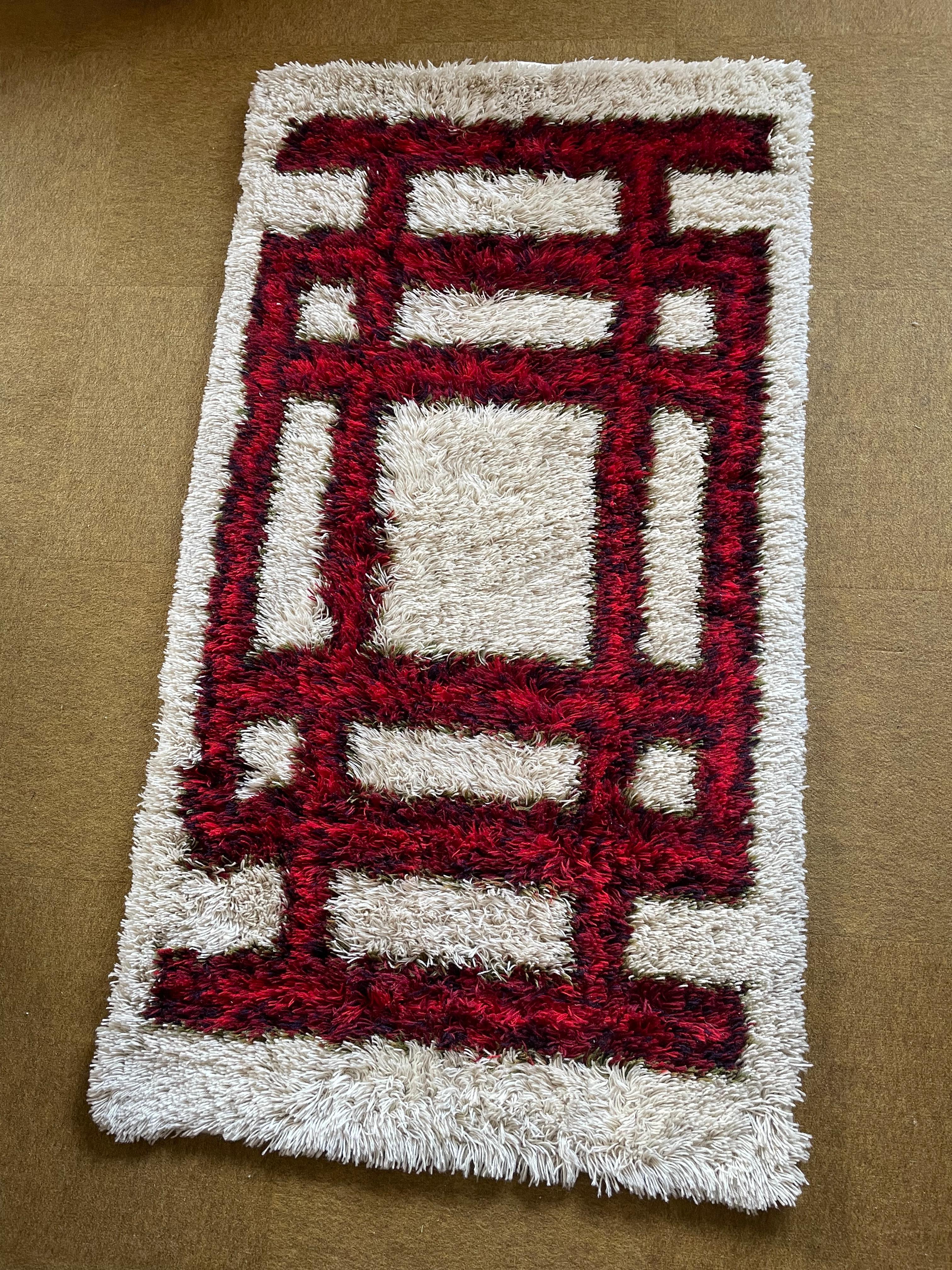 Article:

high pile rya rug

Origin:
Denmark

Producer:
Hojer Eksport Wilton, Denmark

Description:
this rug is a great example of 60s pop art interior. made in high quality danish rya handmade weaving technique. This high quality RYA rug