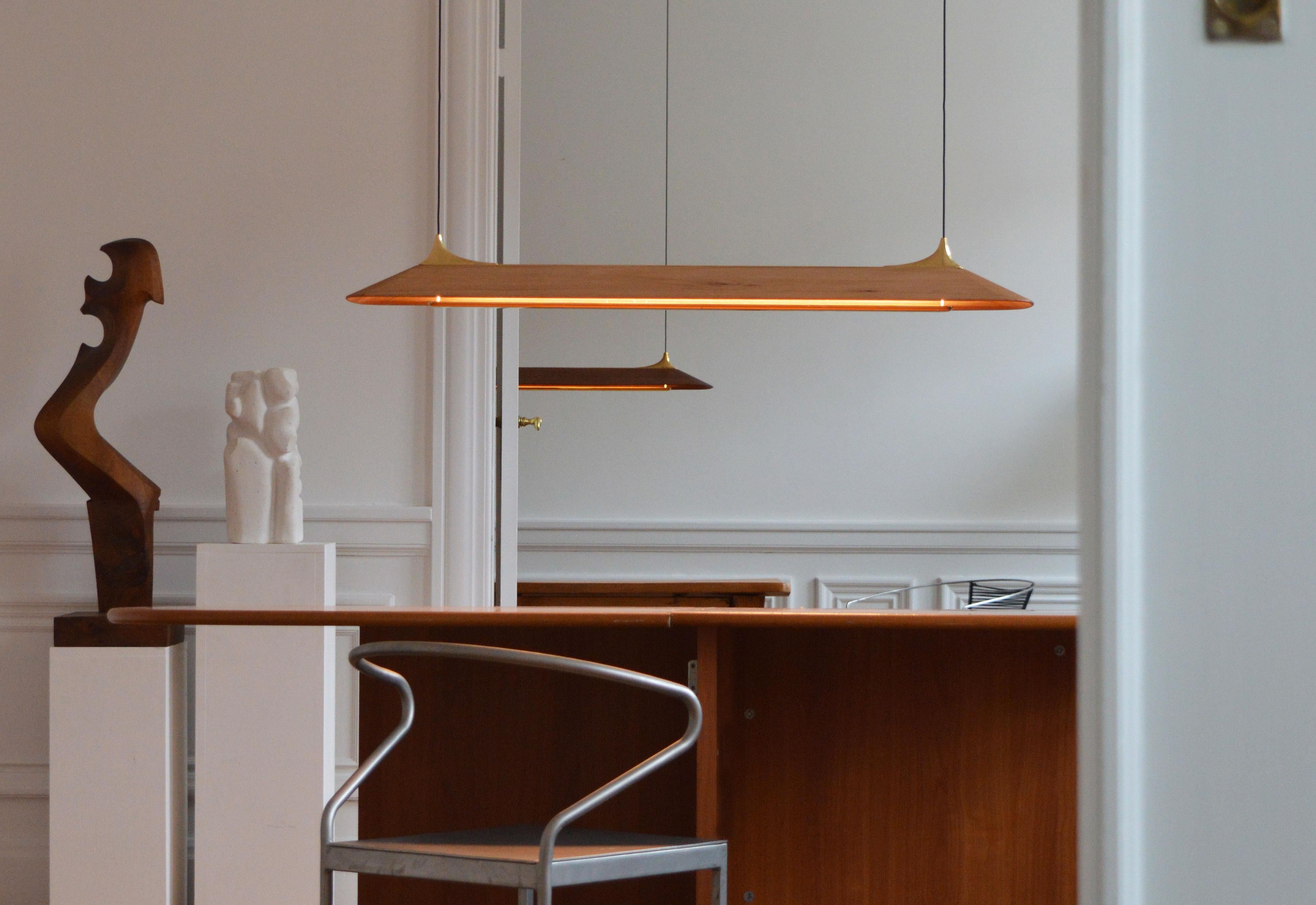 Lampada No. 1 Pemdant di MERNØE
Dimensioni: D 24 x L 98 x H 10,1 cm
Materiali: Olmo, ottone lucido.

Disponibile in legno di frassino, mogano Sipo, noce o olmo.
Disponibile in ottone lucido, ottone opaco o cromo. Contattateci.

Il n. 1 offre una
