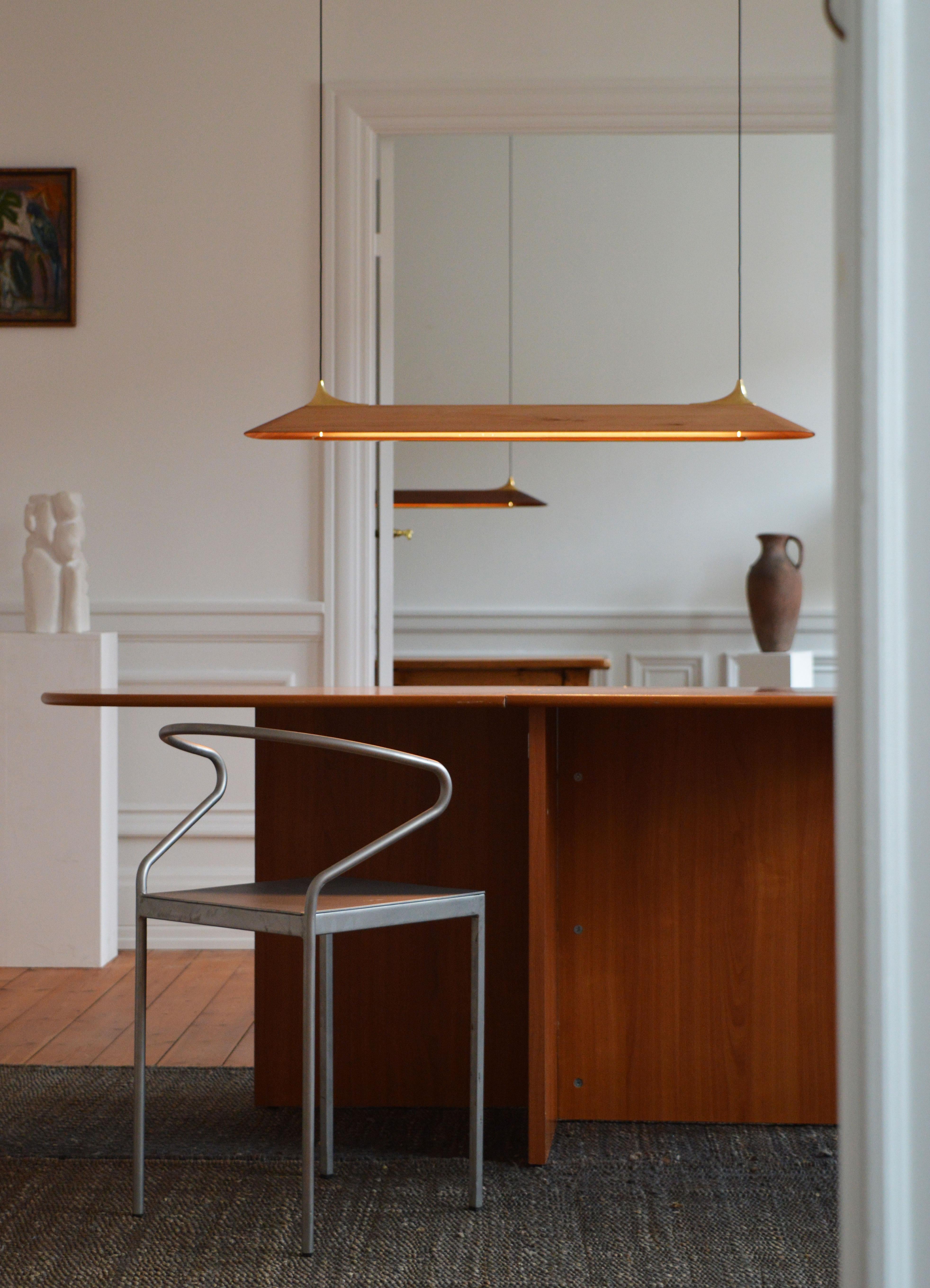 Postmoderno Lampada a sospensione in legno di olmo n. 1 di MERNØE in vendita