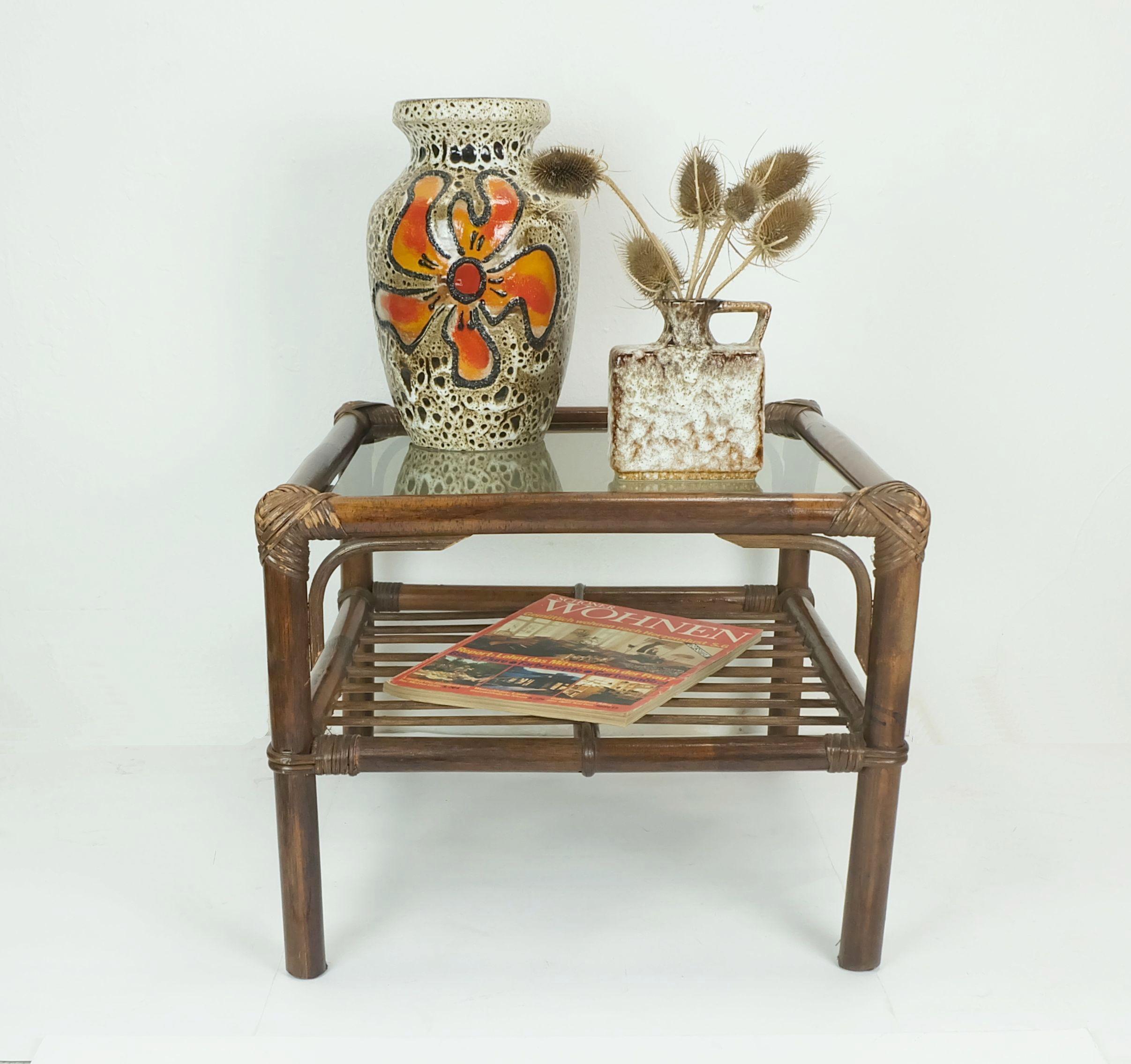 n° 1 de 2 : table basse d'appoint du milieu du siècle dernier en verre d'osier de bambou des années 1970 en vente 3