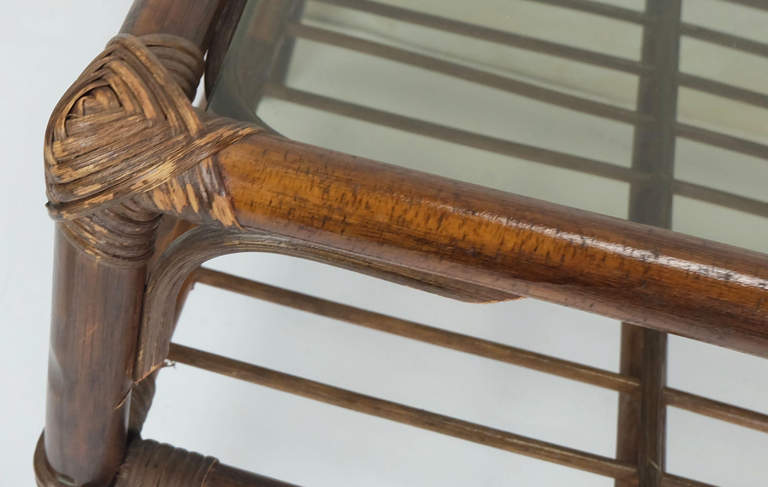 Mid-Century Modern n° 1 de 2 : table basse d'appoint du milieu du siècle dernier en verre d'osier de bambou des années 1970 en vente