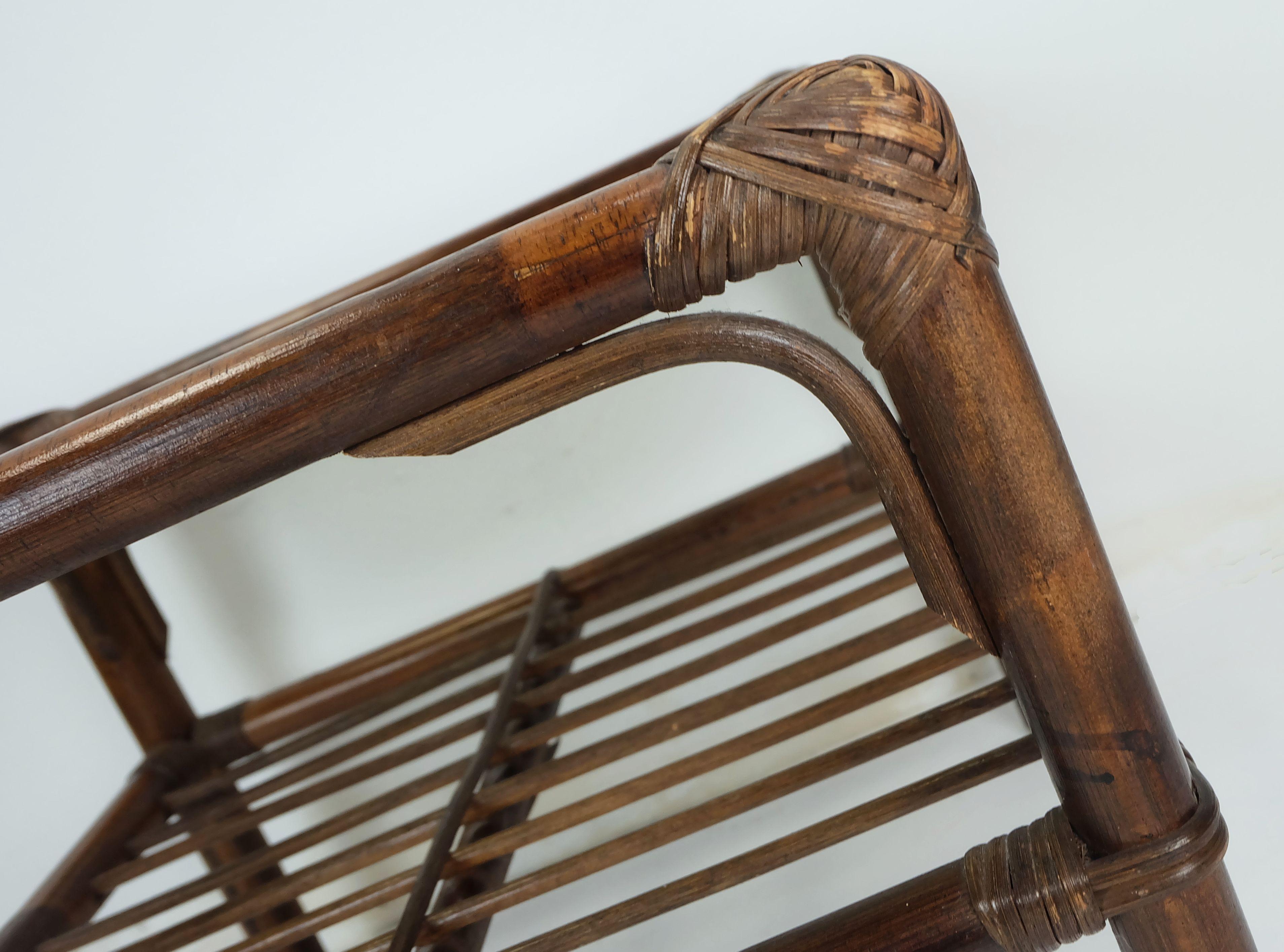 Allemand n° 1 de 2 : table basse d'appoint du milieu du siècle dernier en verre d'osier de bambou des années 1970 en vente