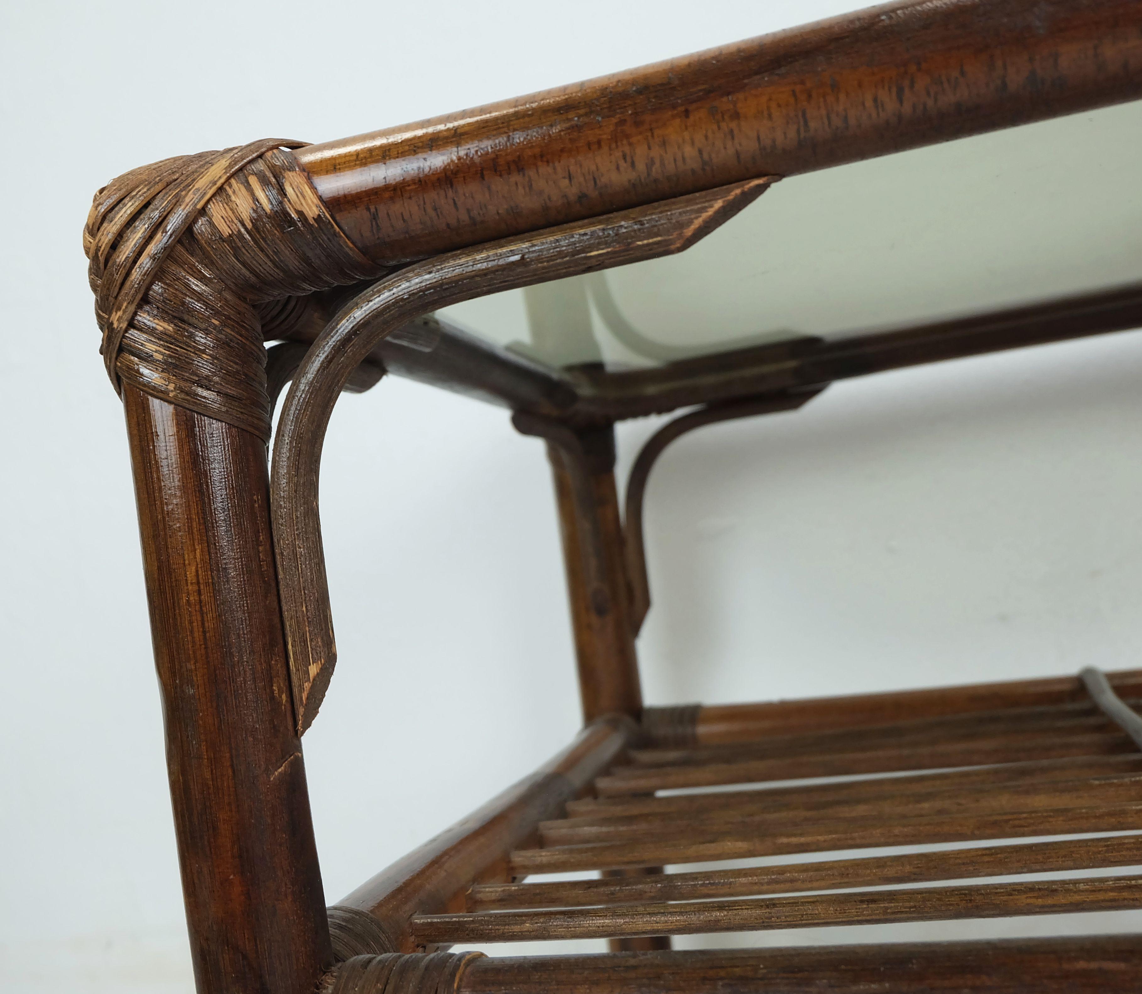 Bambou n° 1 de 2 : table basse d'appoint du milieu du siècle dernier en verre d'osier de bambou des années 1970 en vente