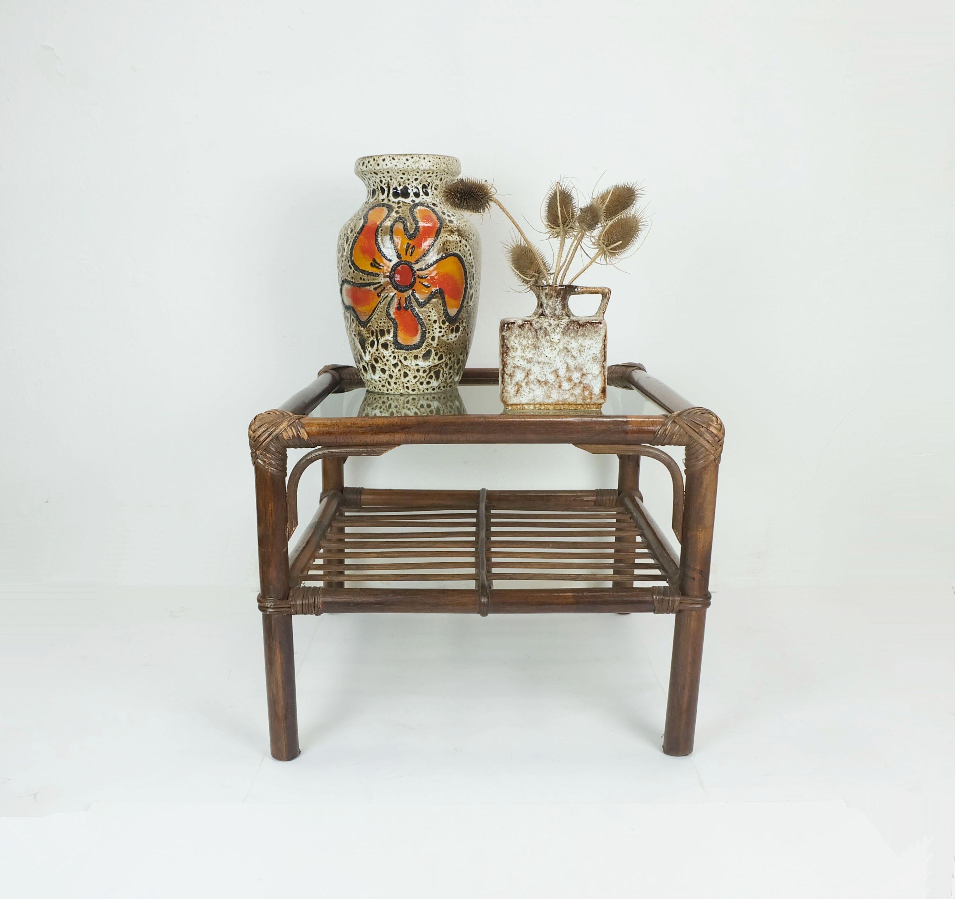 n° 1 de 2 : table basse d'appoint du milieu du siècle dernier en verre d'osier de bambou des années 1970 en vente 1