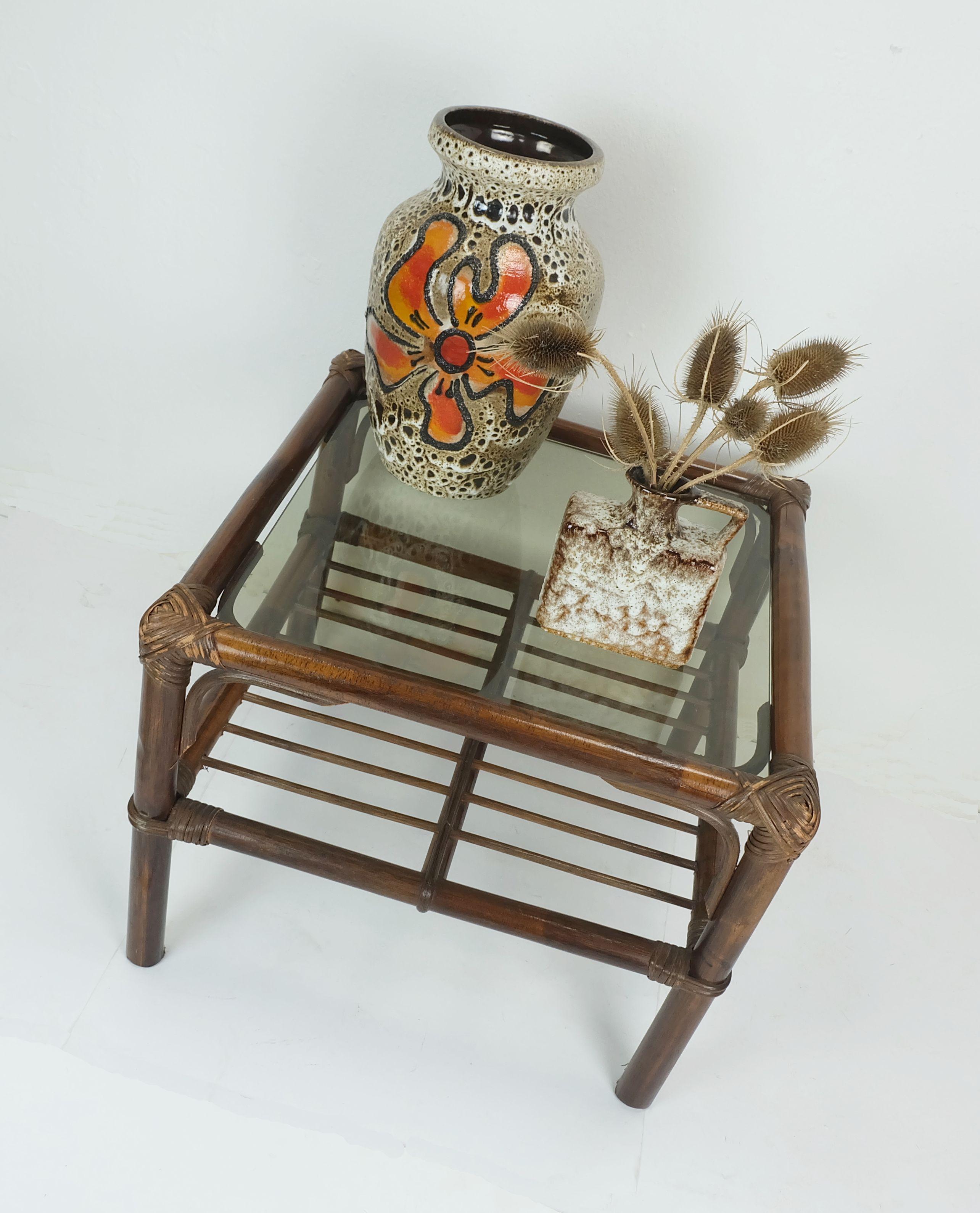 n° 1 de 2 : table basse d'appoint du milieu du siècle dernier en verre d'osier de bambou des années 1970 en vente 2