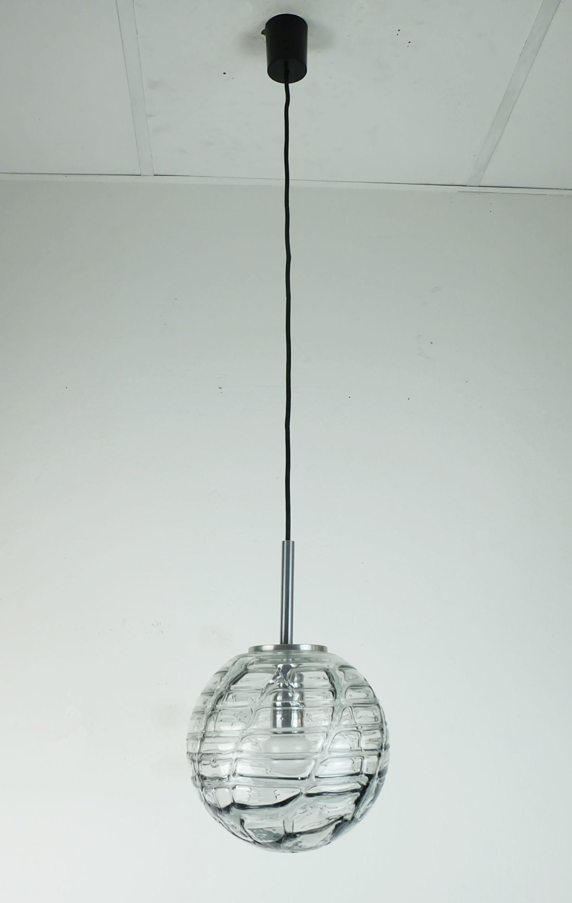 n. 1 di 2 - elegante lampada a pendente doria 1 di 2 - lampada a ciondolo Eleg doria  chiaro e grigio fumo anni '60-'70 in vendita 1