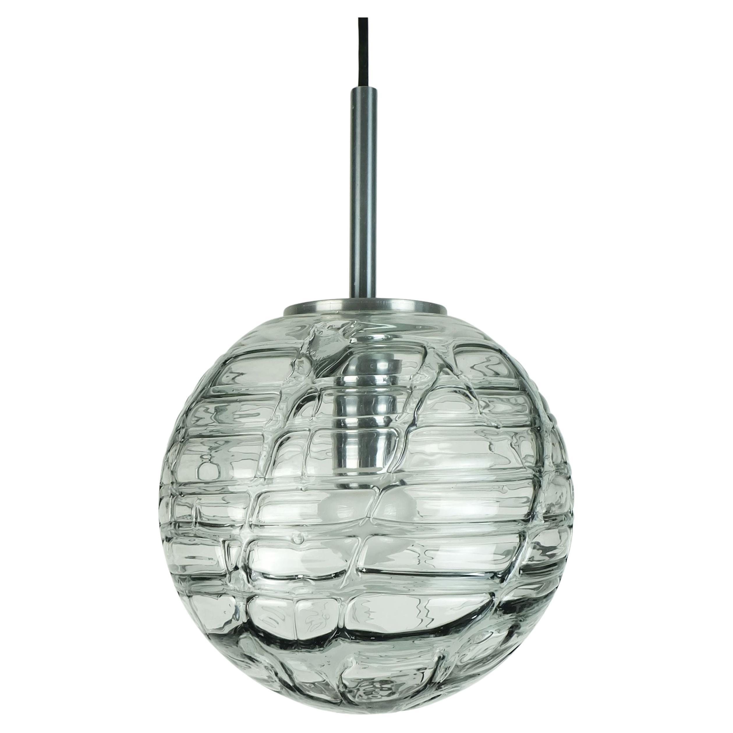 n. 1 di 2 - elegante lampada a pendente doria 1 di 2 - lampada a ciondolo Eleg doria  chiaro e grigio fumo anni '60-'70 in vendita
