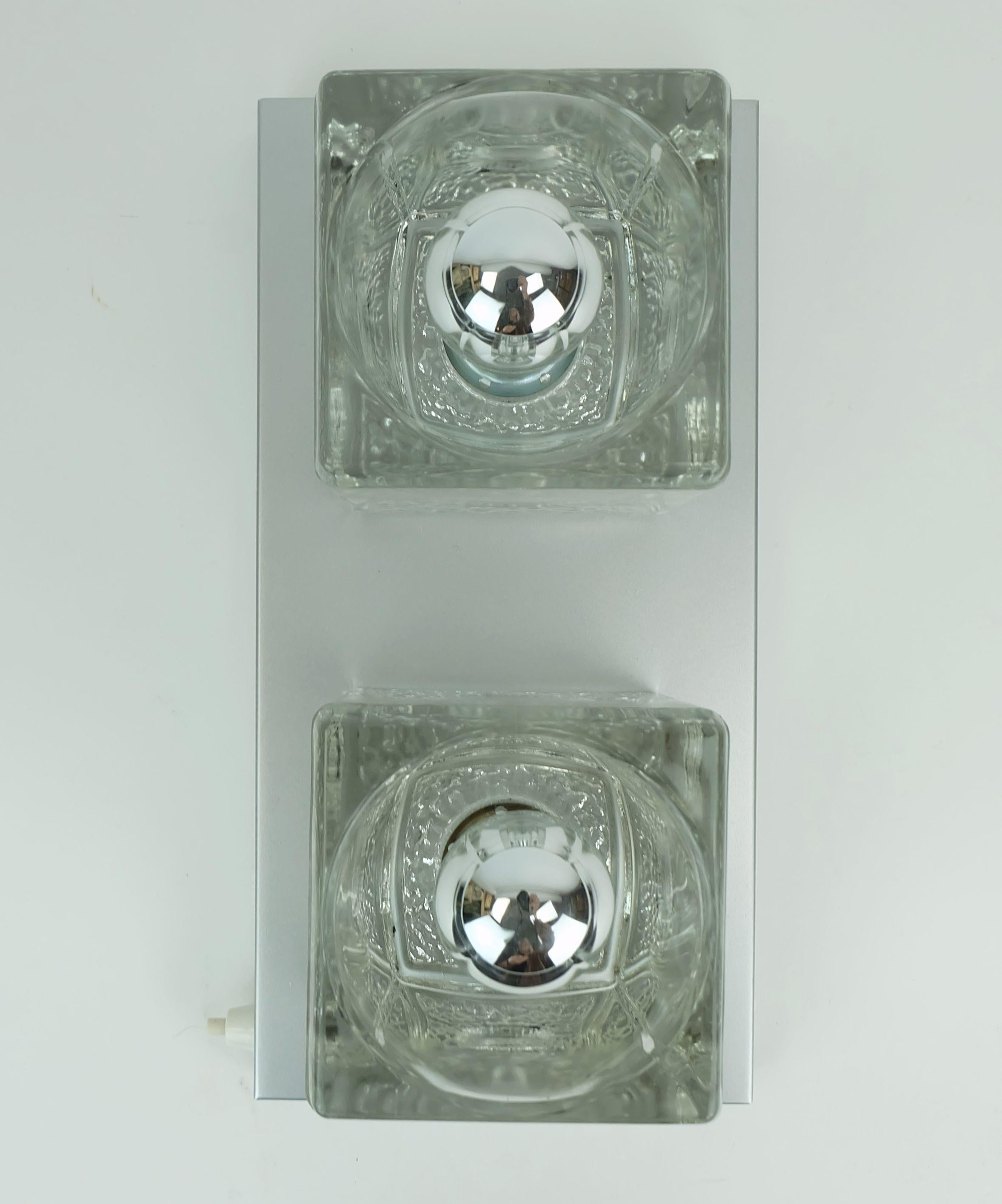 Mid-Century moderno no. 1 di 2: SCONCE vintage di metà secolo di Peill & Putzler con 2 cubi di vetro anni '60/'70 in vendita
