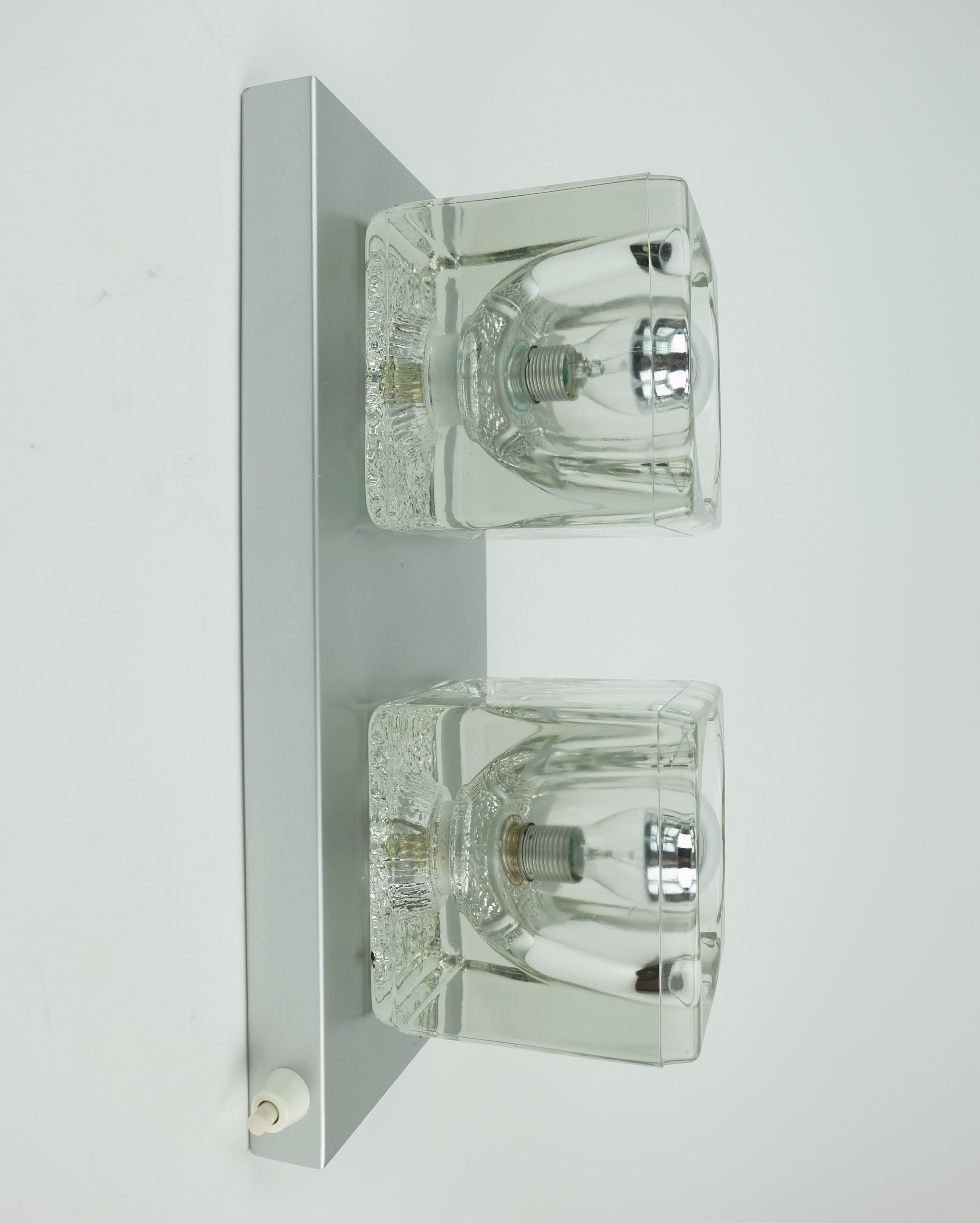Tedesco no. 1 di 2: SCONCE vintage di metà secolo di Peill & Putzler con 2 cubi di vetro anni '60/'70 in vendita