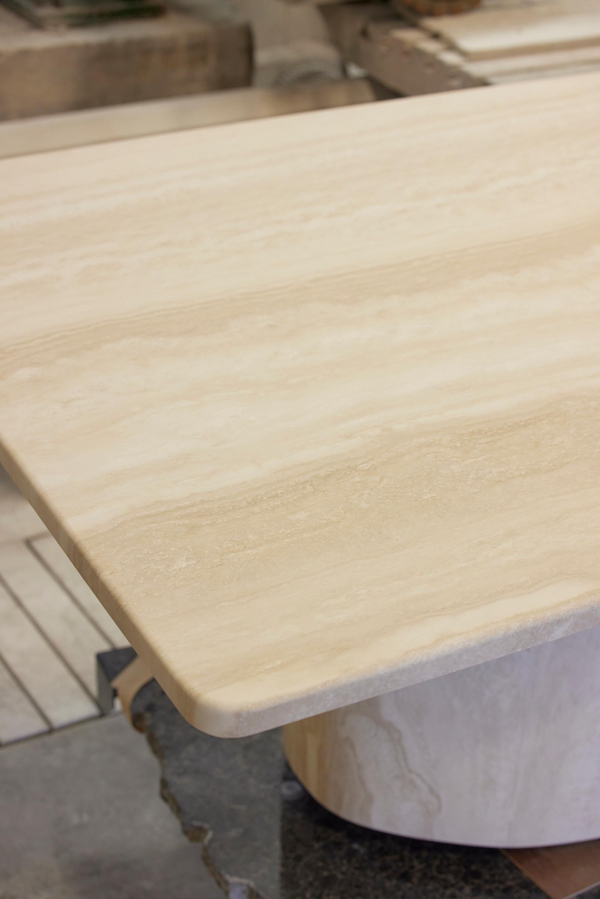 XXIe siècle et contemporain Table de salle à manger en travertin Nº 117 par Amee Allsop en vente