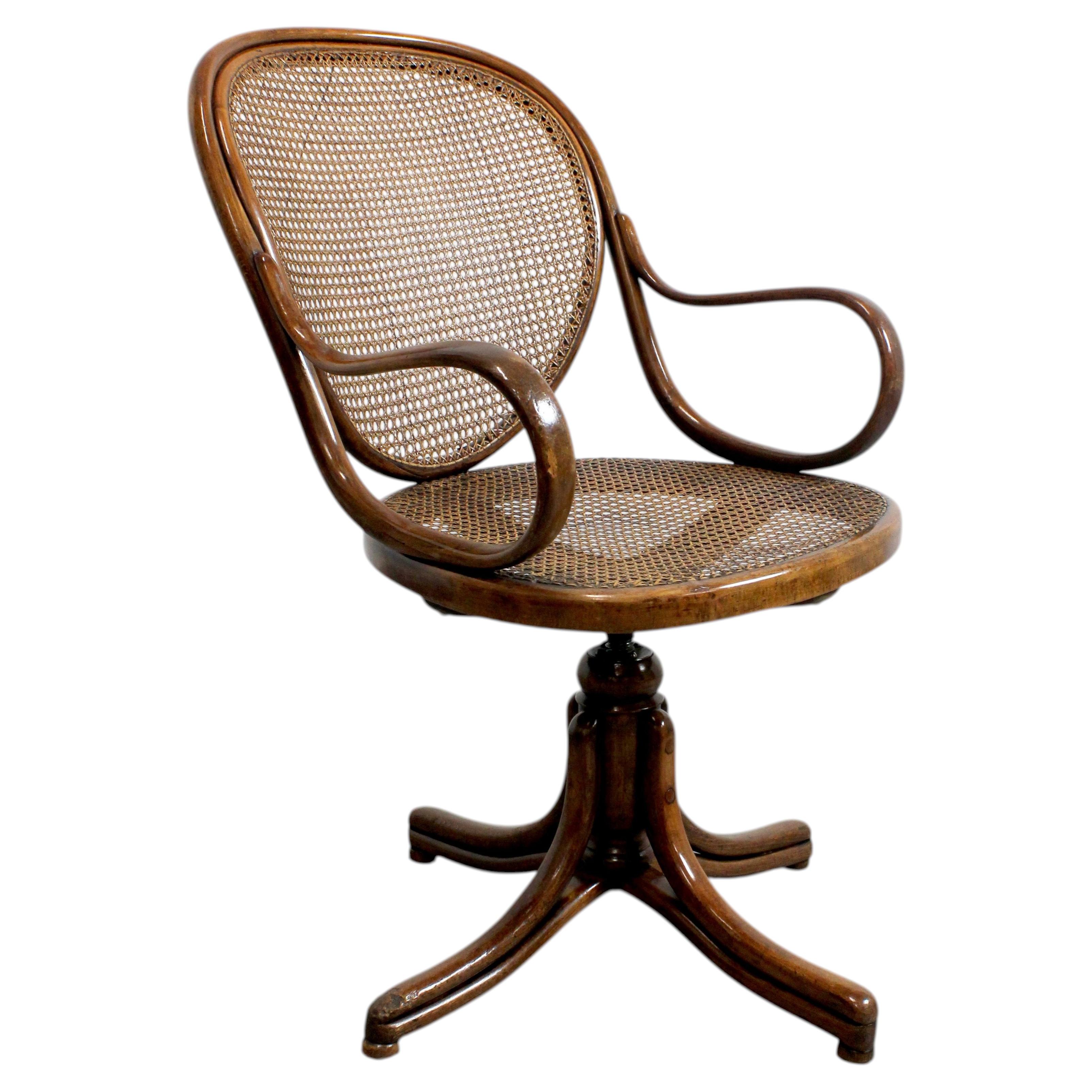 Chaise de bureau pivotante n° 11 avec structure en bois courbée et assise et dossier cannés. en vente