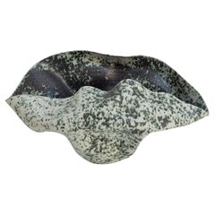 No. 159 Ampia forma ondulata con smalto maculato, vaso scultura in ceramica