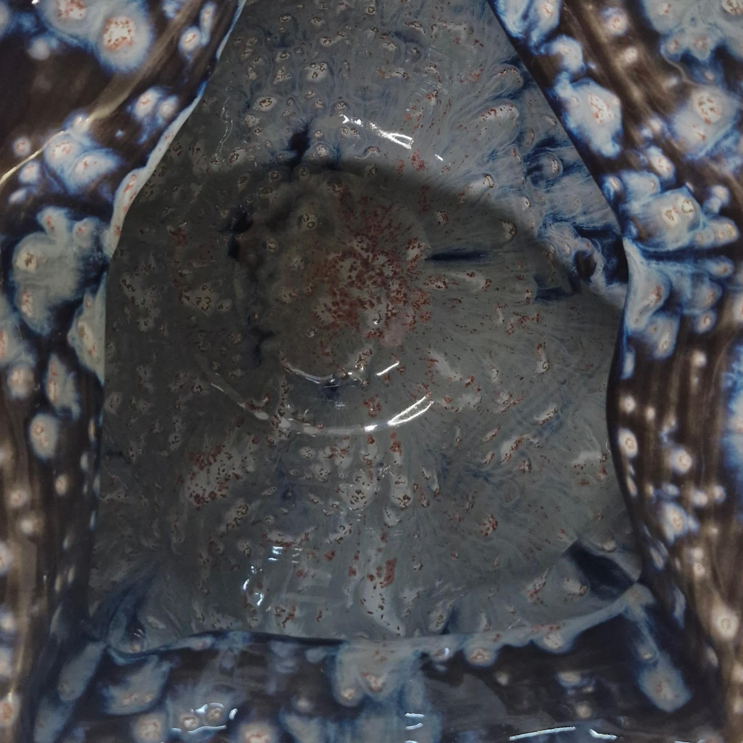 N° 160 Grande sculpture en céramique de forme irrégulière à glaçure noire et bleue en vente 3