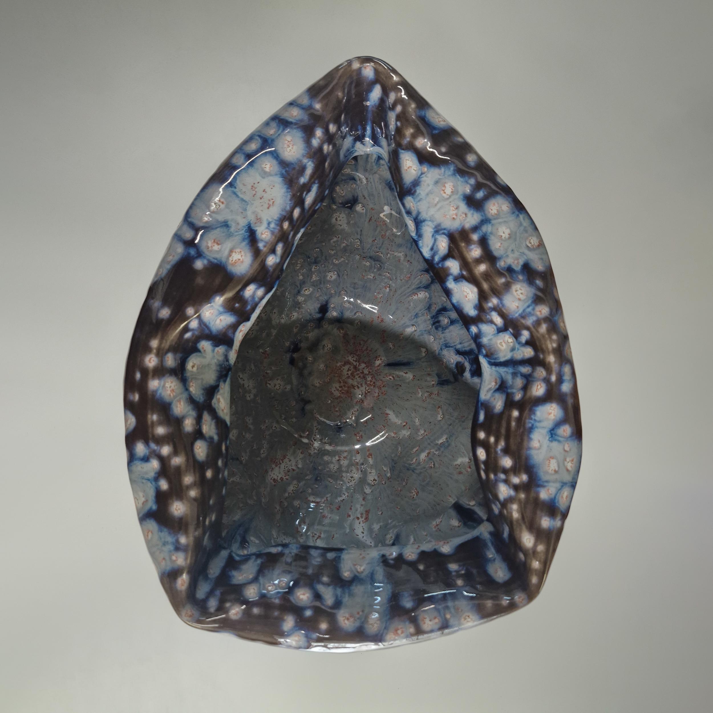 N° 160 Grande sculpture en céramique de forme irrégulière à glaçure noire et bleue en vente 4