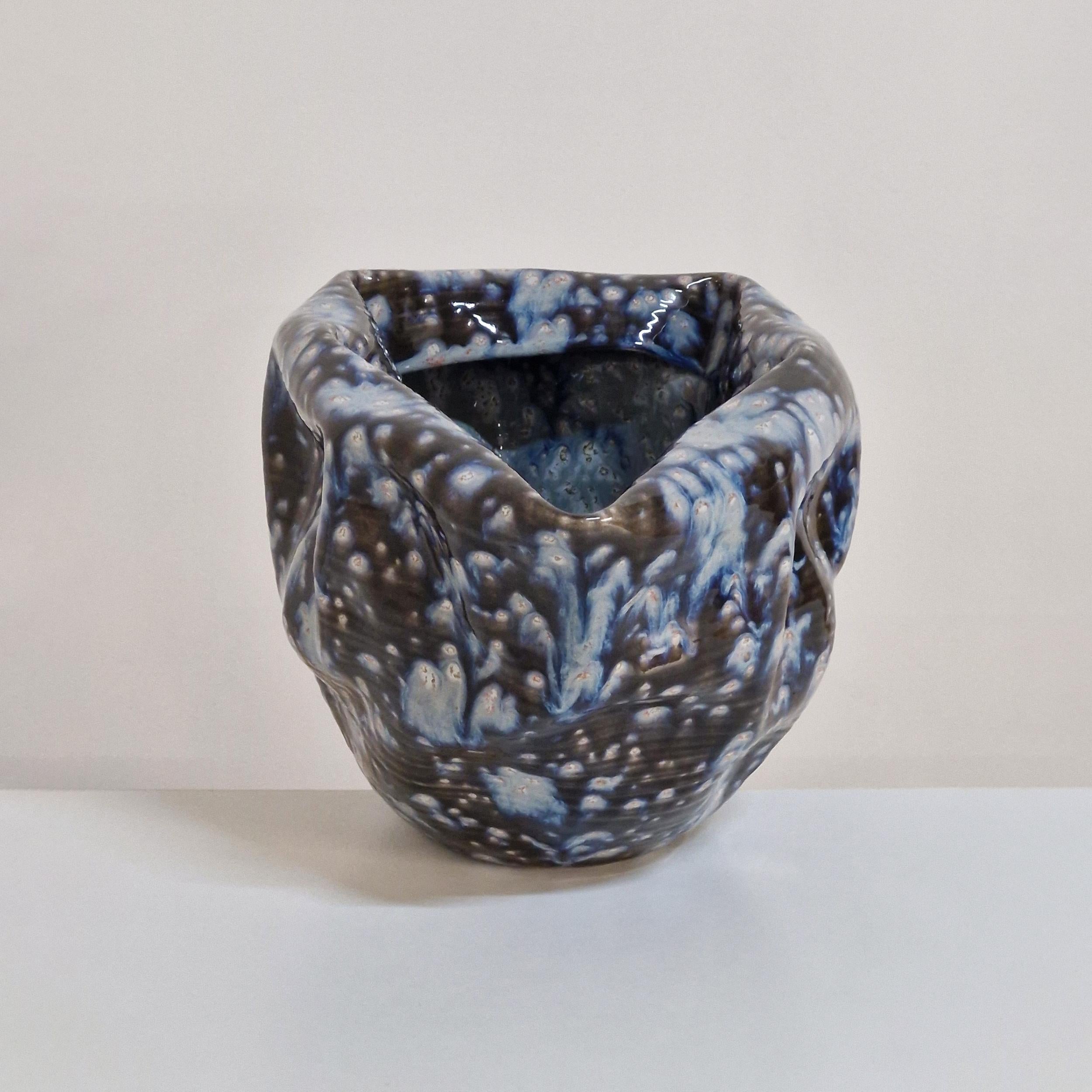 Vessel No. 160, grande sculpture de forme irrégulière avec une glaçure galactique noire et bleue de l'artiste céramiste Nicholas Arroyave-Portela. 

MATERIAL : Argile blanche de Whiting, émaux de grès, multicuisson au cône 10 (1285 degrés).