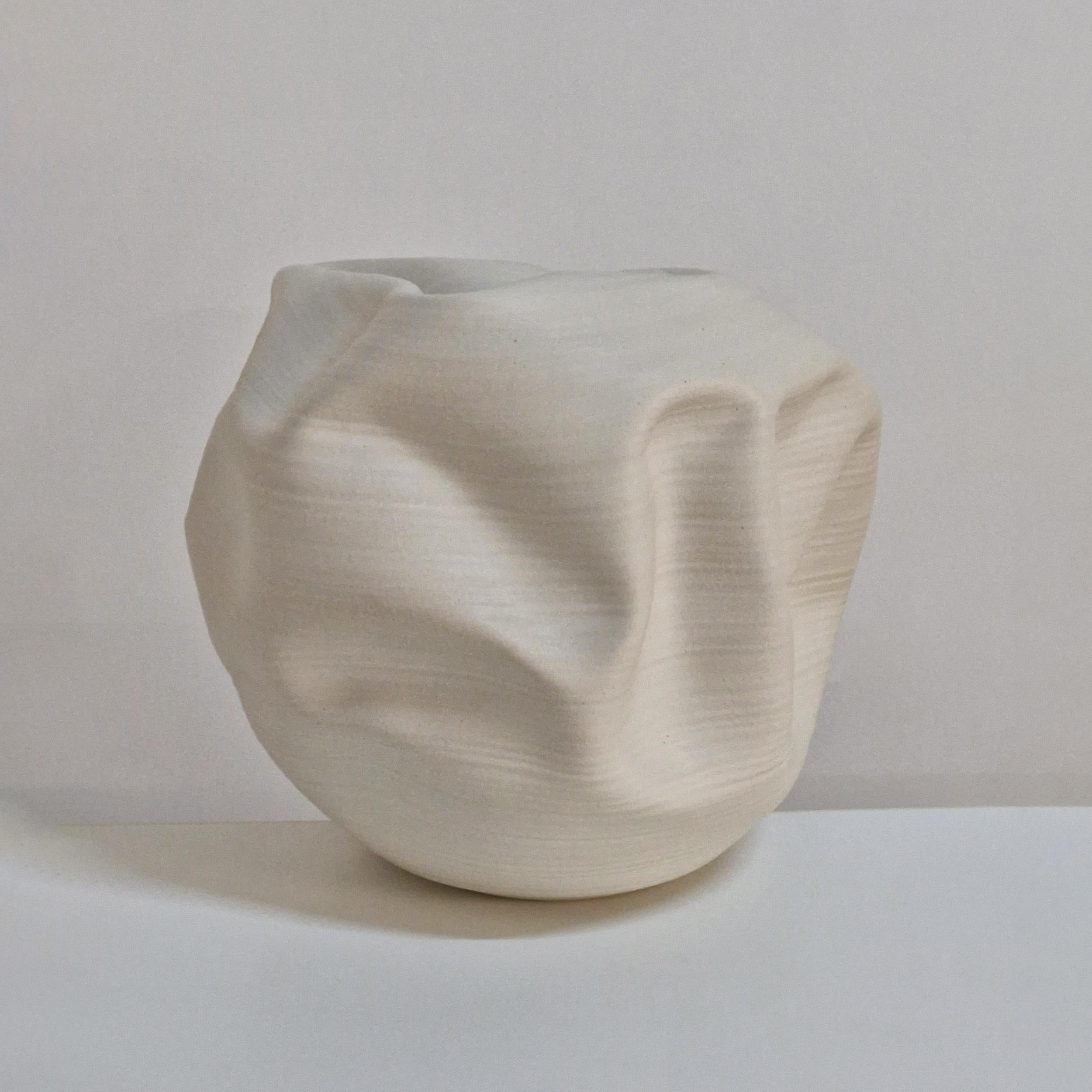 Nr. 161 Weißes Gefäß mit organischer Form, einzigartige Keramikskulptur (21. Jahrhundert und zeitgenössisch) im Angebot