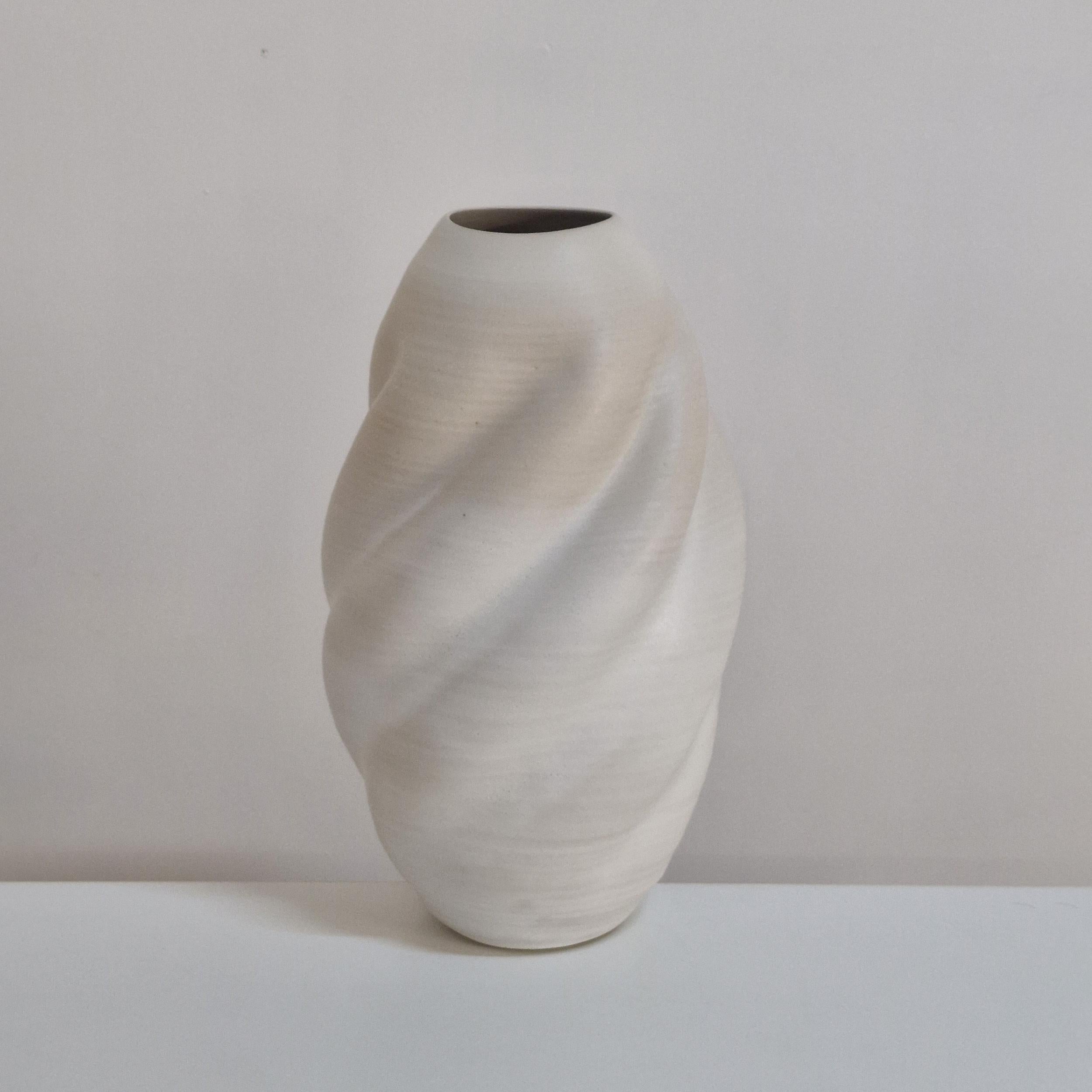 Vaso n. 162 alto a forma di onda bianca dell'artista ceramista Nicholas Arroyave-Portela. 

Materiali: Argilla Thomas White, smalti in gres, multicottura a cono 9 (1260 gradi) 

Prodotto nel 2025

Dimensioni: 48 cm di altezza, 26 cm di larghezza, 24
