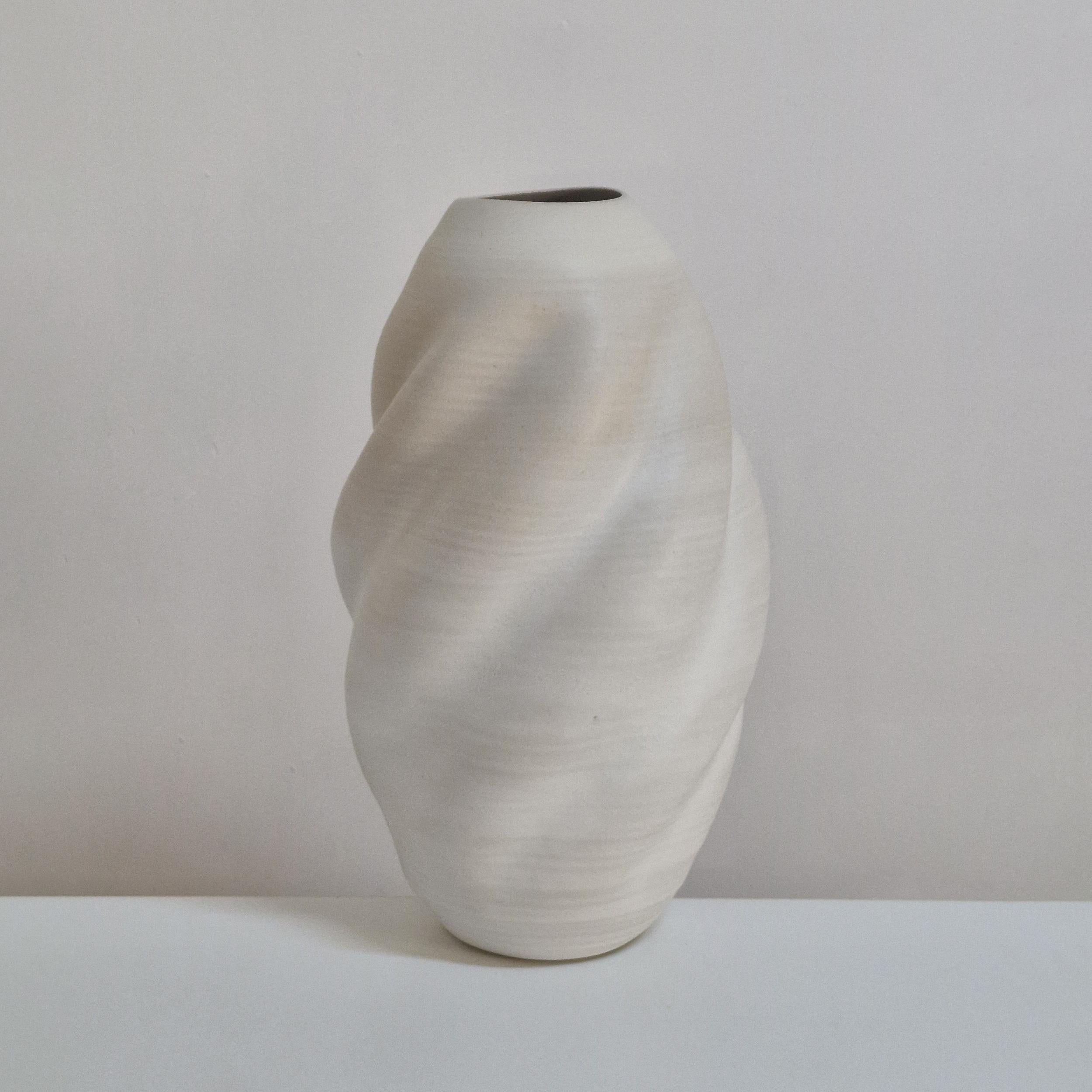 Organico moderno N. 162 Vaso alto a forma di onda bianca, scultura unica in ceramica in vendita