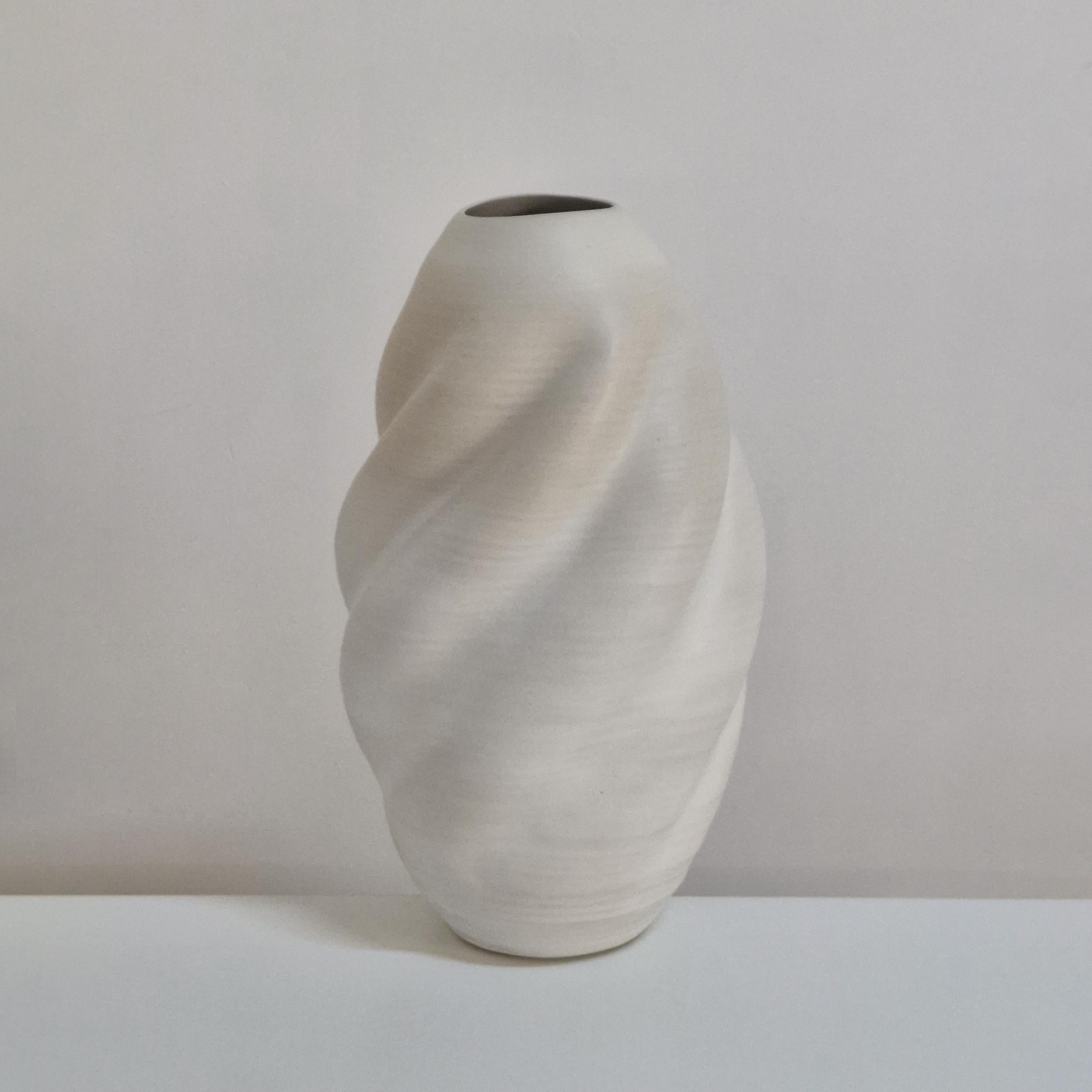Spagnolo N. 162 Vaso alto a forma di onda bianca, scultura unica in ceramica in vendita